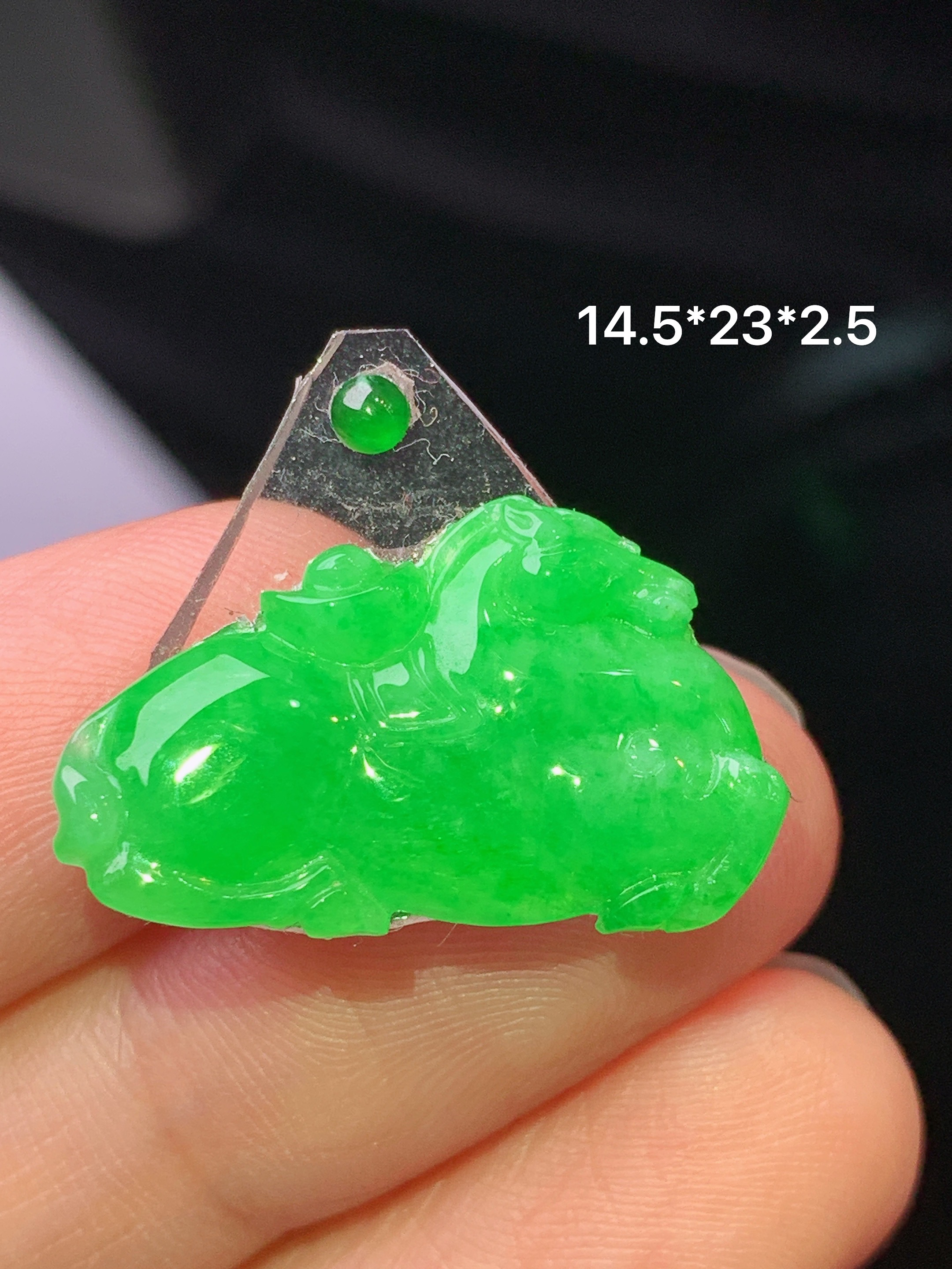 镶嵌款 阳绿唐马吊坠 玉质细腻 色泽艳丽清新 水润亮眼 整体尺寸14.5*23*2.5 2x
