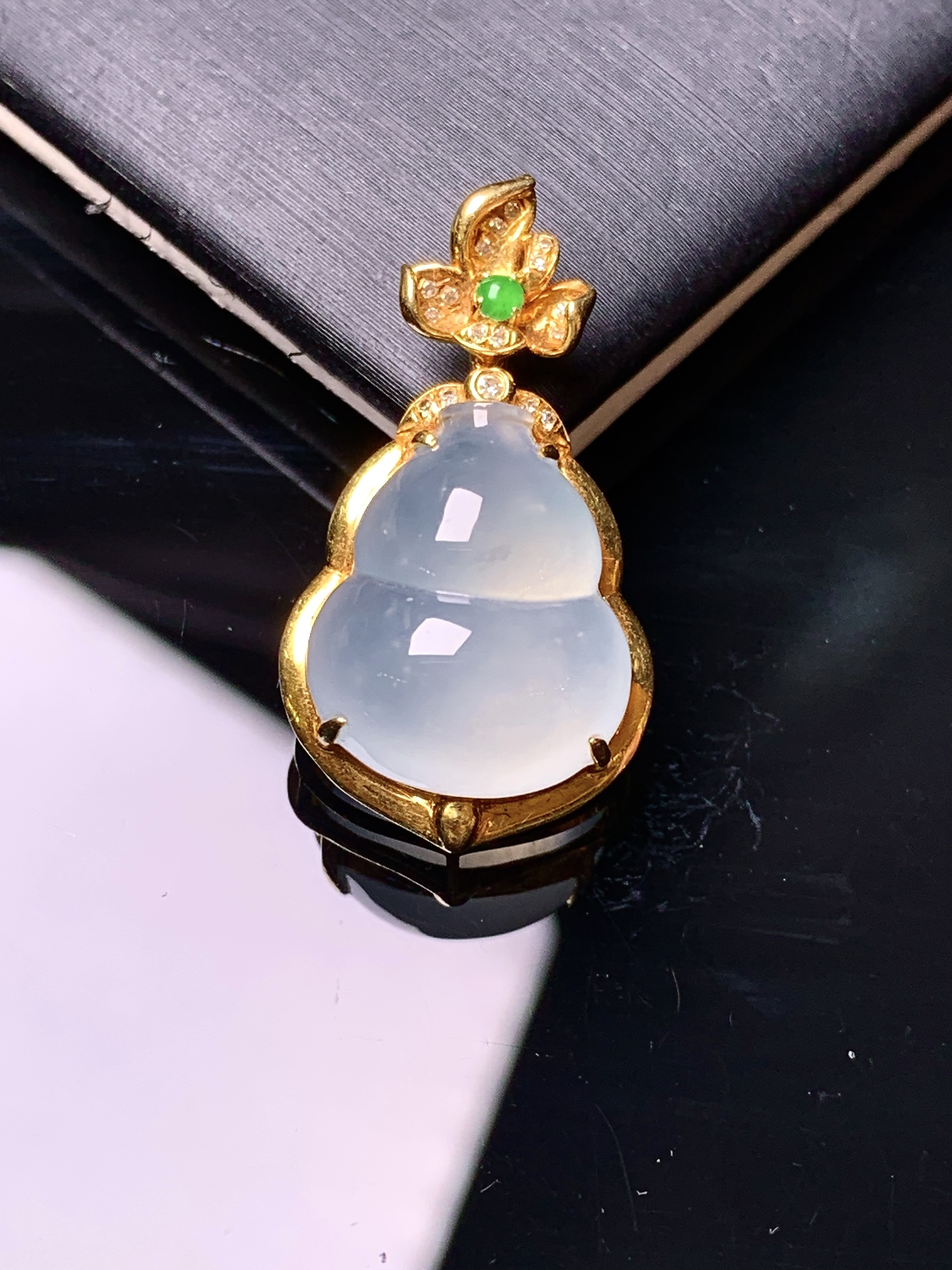 18k金钻镶嵌冰种葫芦吊坠 玉质细腻 色泽艳丽清新 水润亮眼 整体尺寸27.3*15*9.2 f4