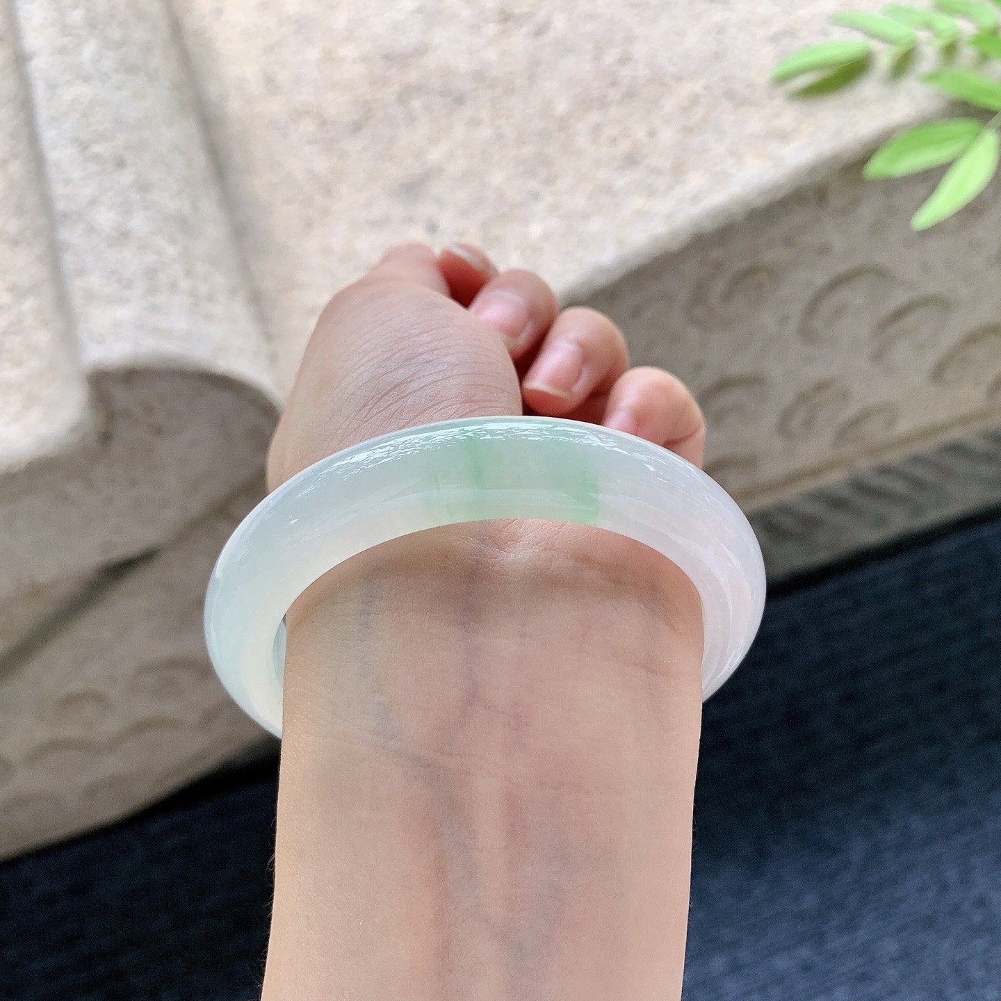 正圈56 57 圈口57.3/11.8/9 编码C5050947 细糯飘绿，水润，种老，细腻，无裂
