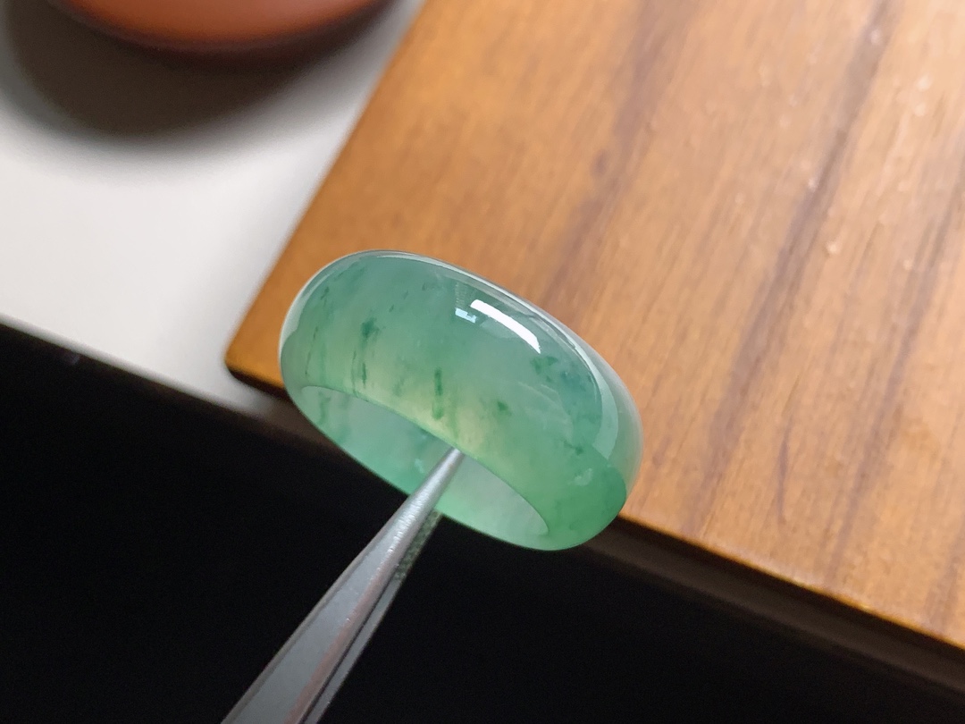 ️ 飘彩戒指 飘彩十分漂亮，底子荧润起胶，无裂，尺寸28.2*11*5 圈口21