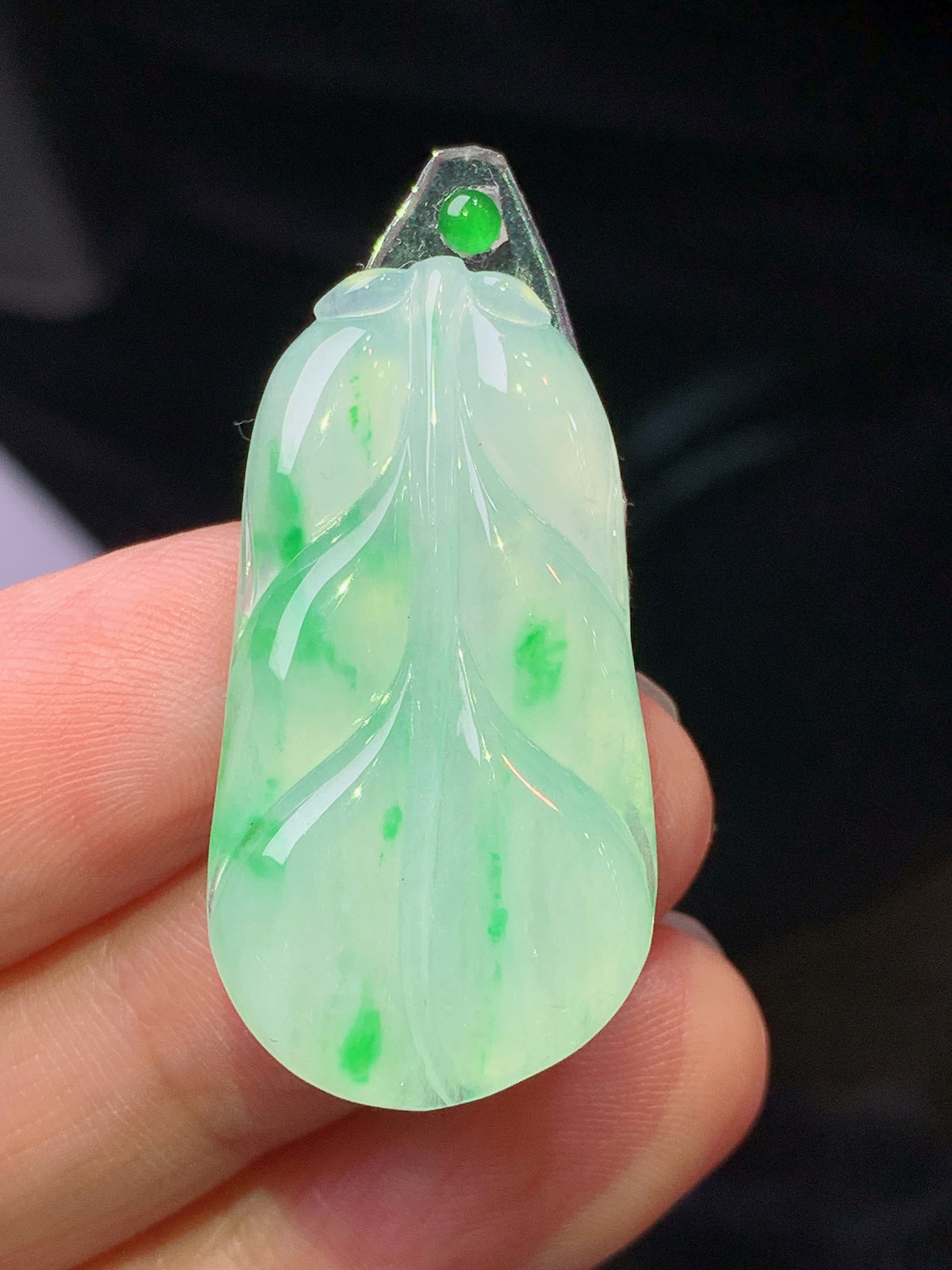 镶嵌款 飘绿树叶吊坠 玉质细腻 色泽艳丽清新 水润亮眼 整体尺寸33.5*17.3*3.2 2x