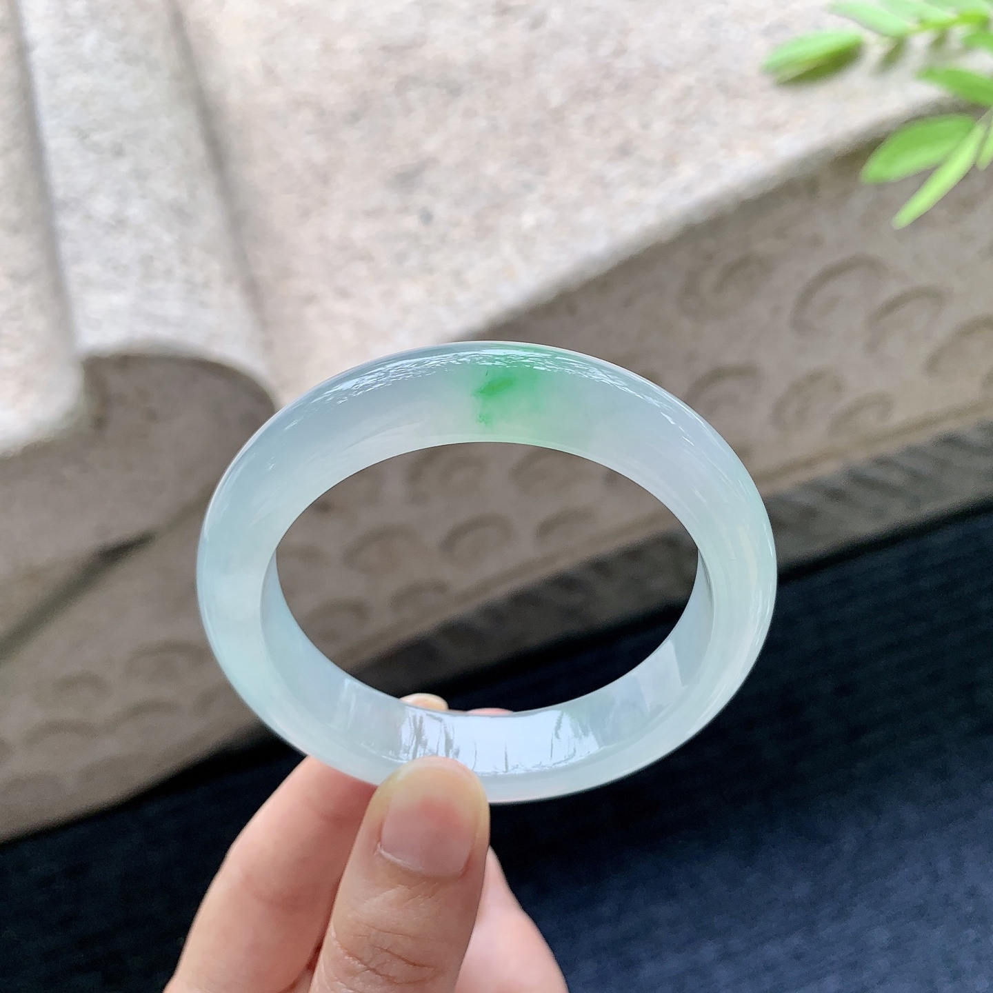 正圈 圈口54.5/12/8.7 编码GJ061928 描述冰糯飘绿，水润，种老，细腻，无裂