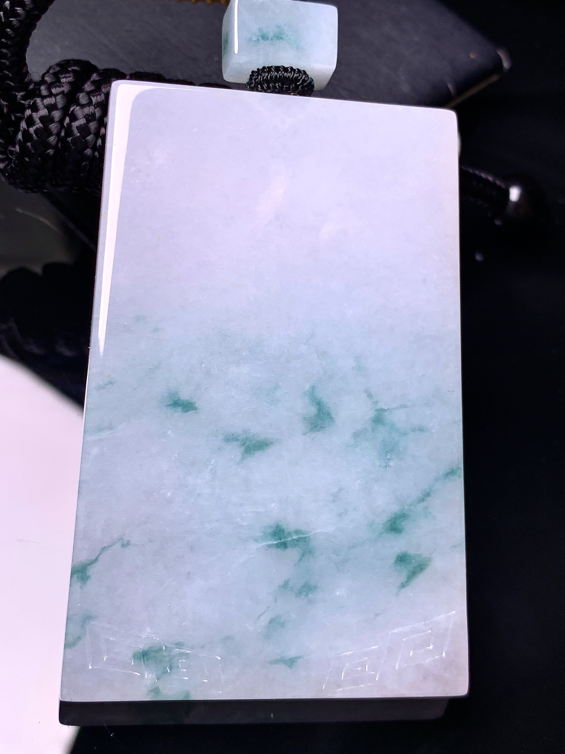 飘绿无事牌吊坠 玉质细腻 色泽艳丽清新 水润亮眼 整体尺寸62.8*41.5*6 w1