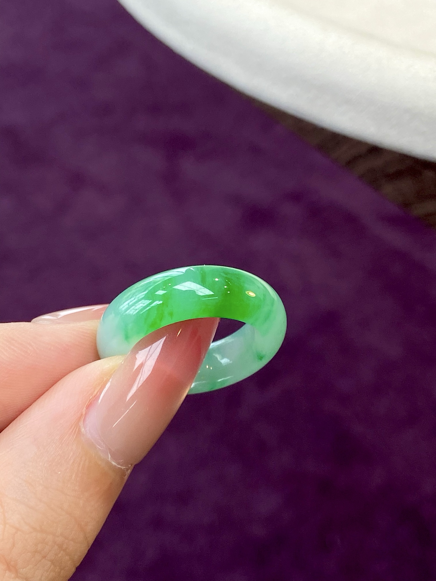 ️冰种飘绿指圈，美好的东西应该握在手上，种水色，上手瞬间显贵气，越戴越爱，裸石：6.8/4.3mm，圈口：13，无裂