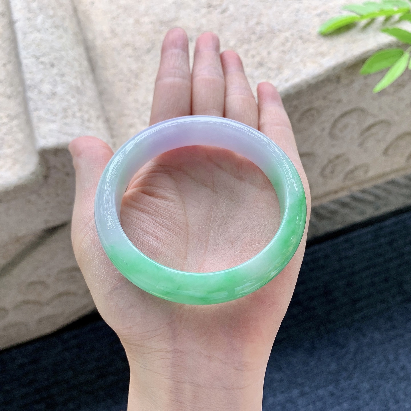 正圈56 57 圈口57.8/13/8 编码GJ050935 描述冰糯春彩，飘绿，水润，种老，细腻，打灯有棉线