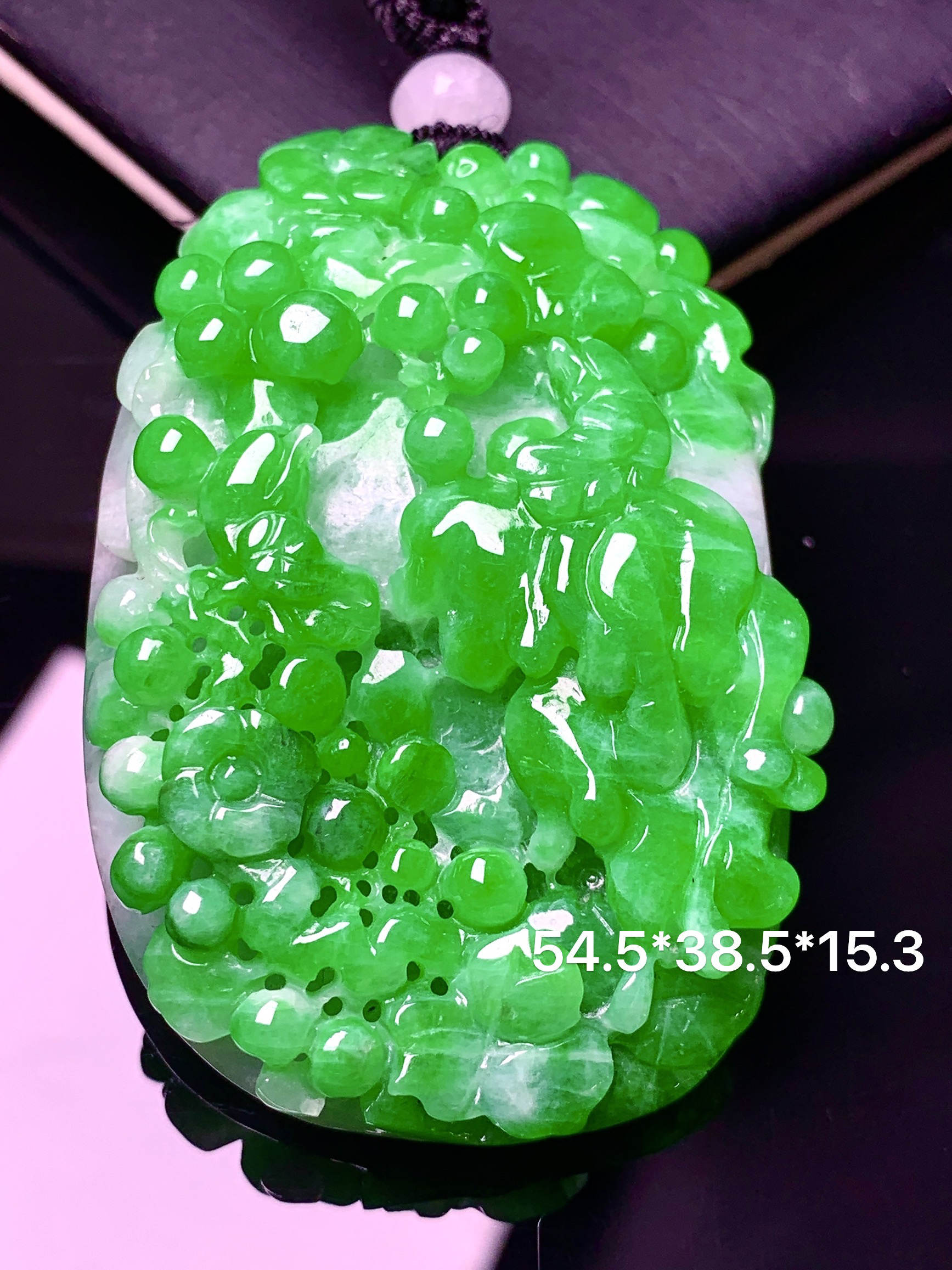 阳绿花开富贵吊坠 玉质细腻 色泽艳丽清新 水润亮眼 整体尺寸54.5*38.5*15.3 w1