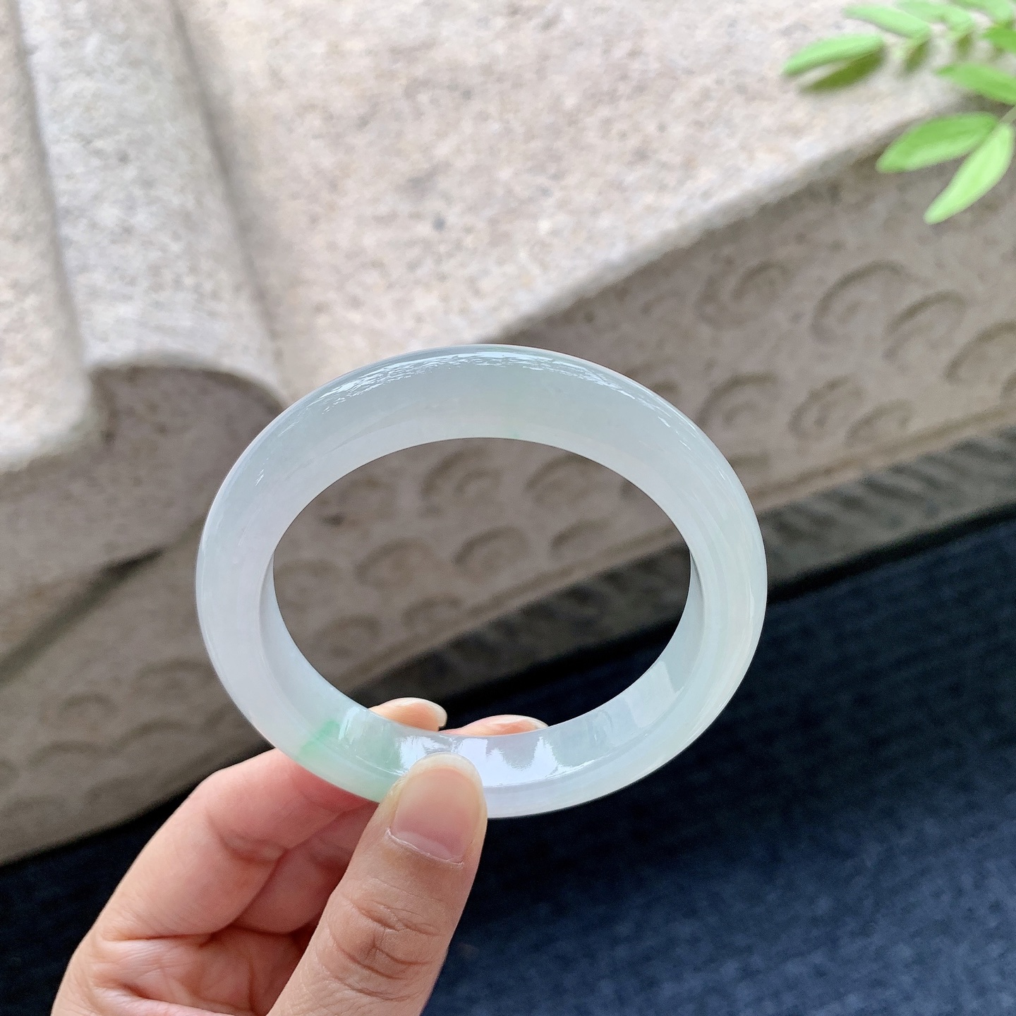 正圈56 57 圈口57.3/11.8/9 编码C5050947 细糯飘绿，水润，种老，细腻，无裂