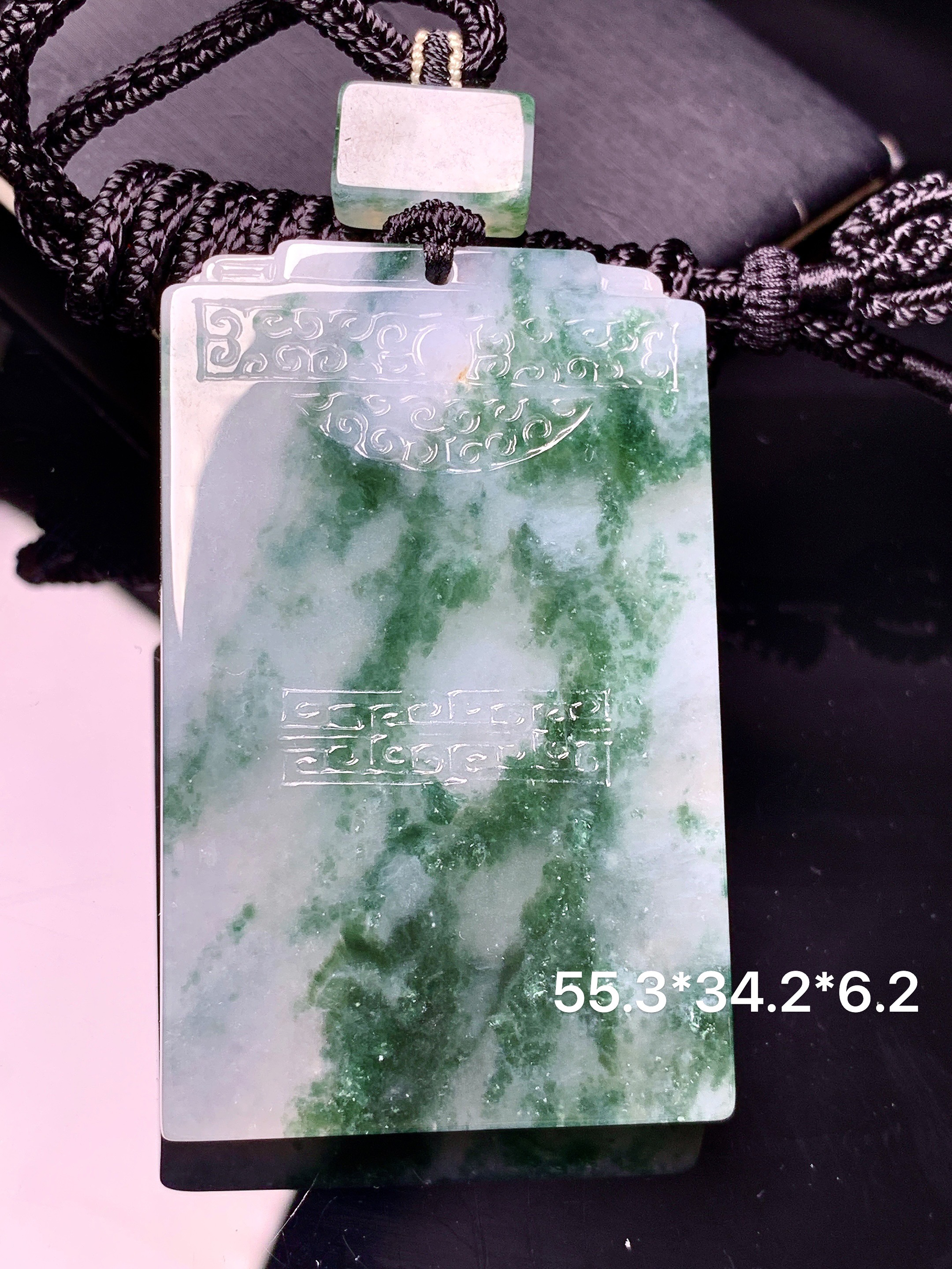 飘绿无事牌吊坠 玉质细腻 色泽艳丽清新 水润亮眼 整体尺寸55.3*34.2*6.2 L1