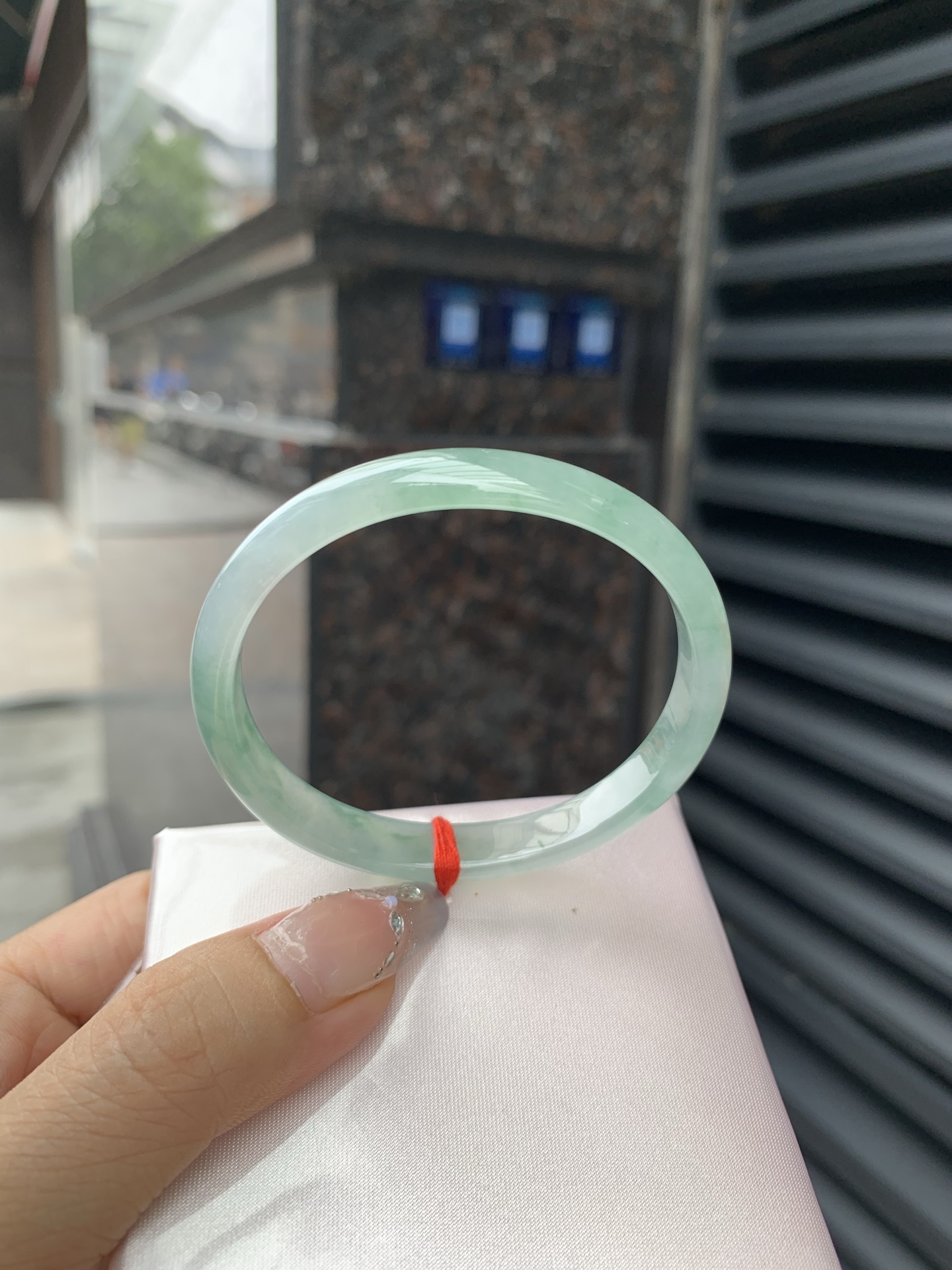 冰飘花贵妃，54.8-48.3-5.2-9，0508-2A109-2，底妆冰润细腻，绿花灵动飘逸，勾勒出一幅唯美诗意的山水意境画，古典优雅又秀气，无裂