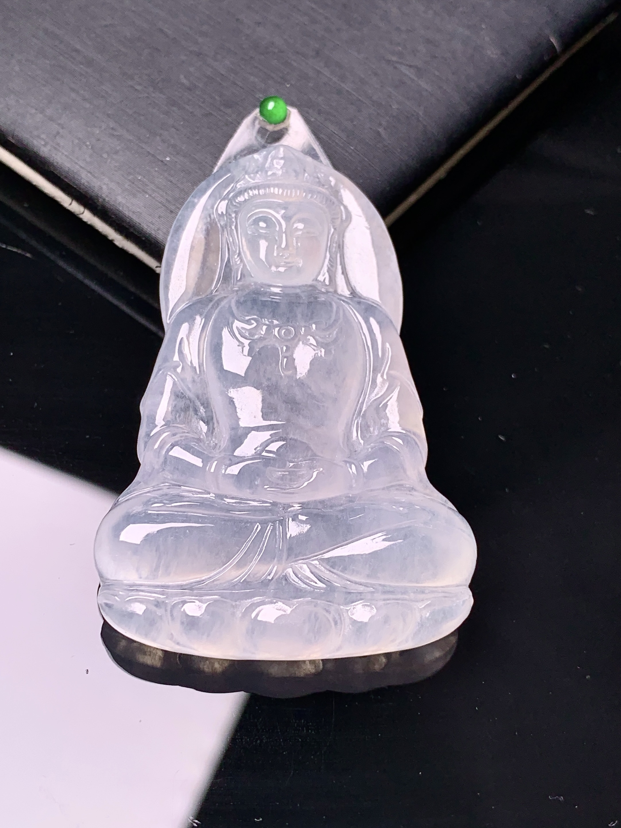 冰种观音菩萨吊坠 玉质细腻 色泽艳丽清新 水润亮眼 整体尺寸44.5*29.8*4 x2