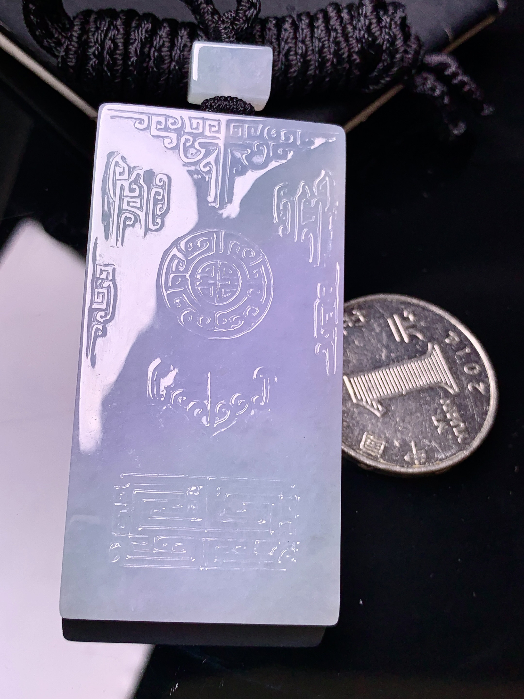 淡紫罗兰飘绿无事牌吊坠 玉质细腻 色泽艳丽清新 水润亮眼 整体尺寸58*29.2*6 L1