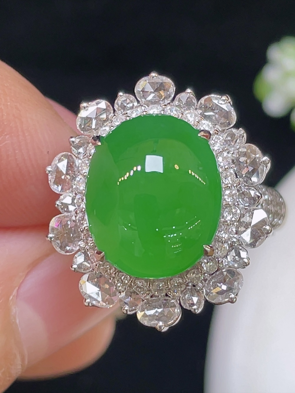 高冰正阳绿，戒指，大件饱满，通透水润，玉质细腻，翠色鲜艳，18k金奢华钻石镶嵌️，12.3-10.2-5.2