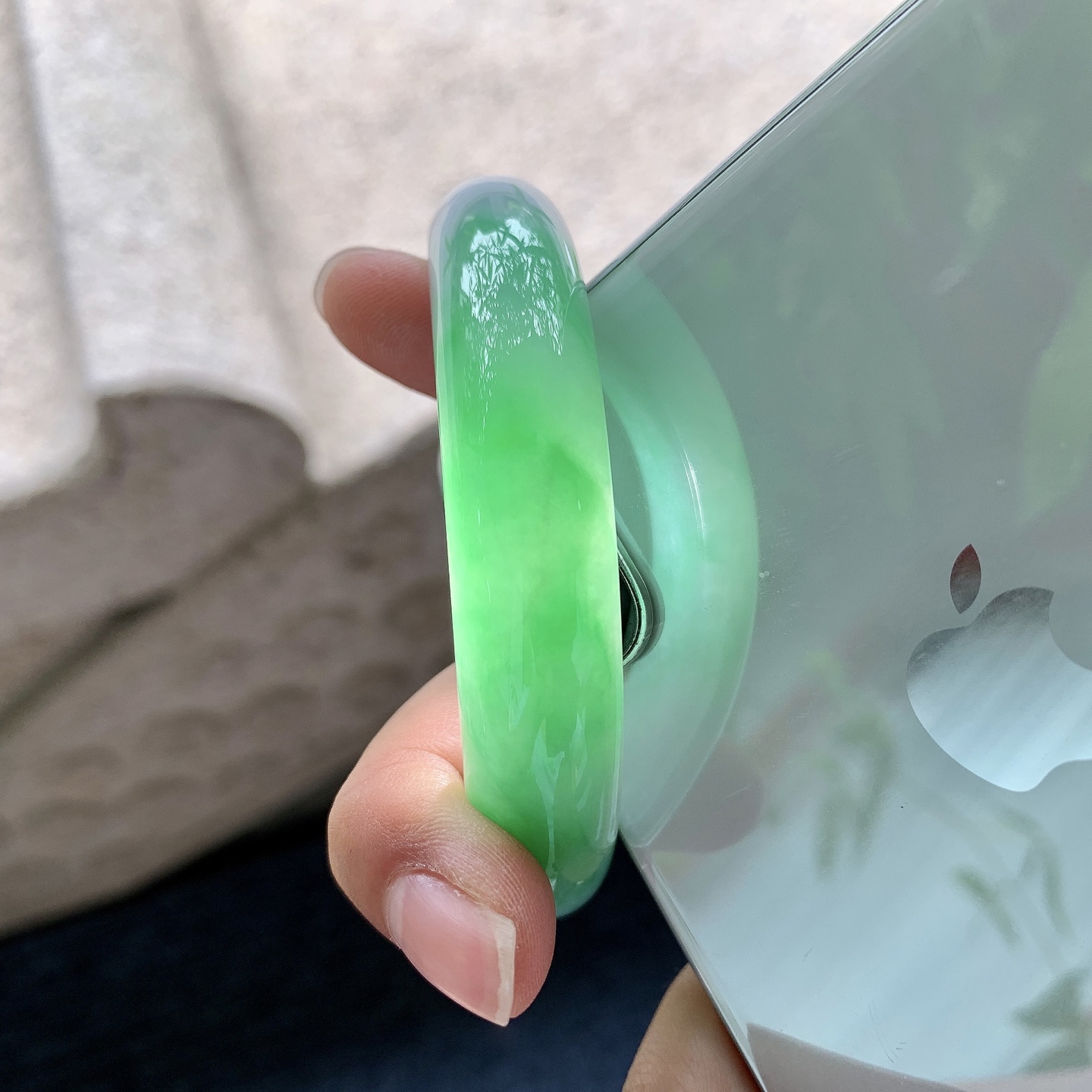 正圈56 57 圈口57.8/13/8 编码GJ050935 描述冰糯春彩，飘绿，水润，种老，细腻，打灯有棉线