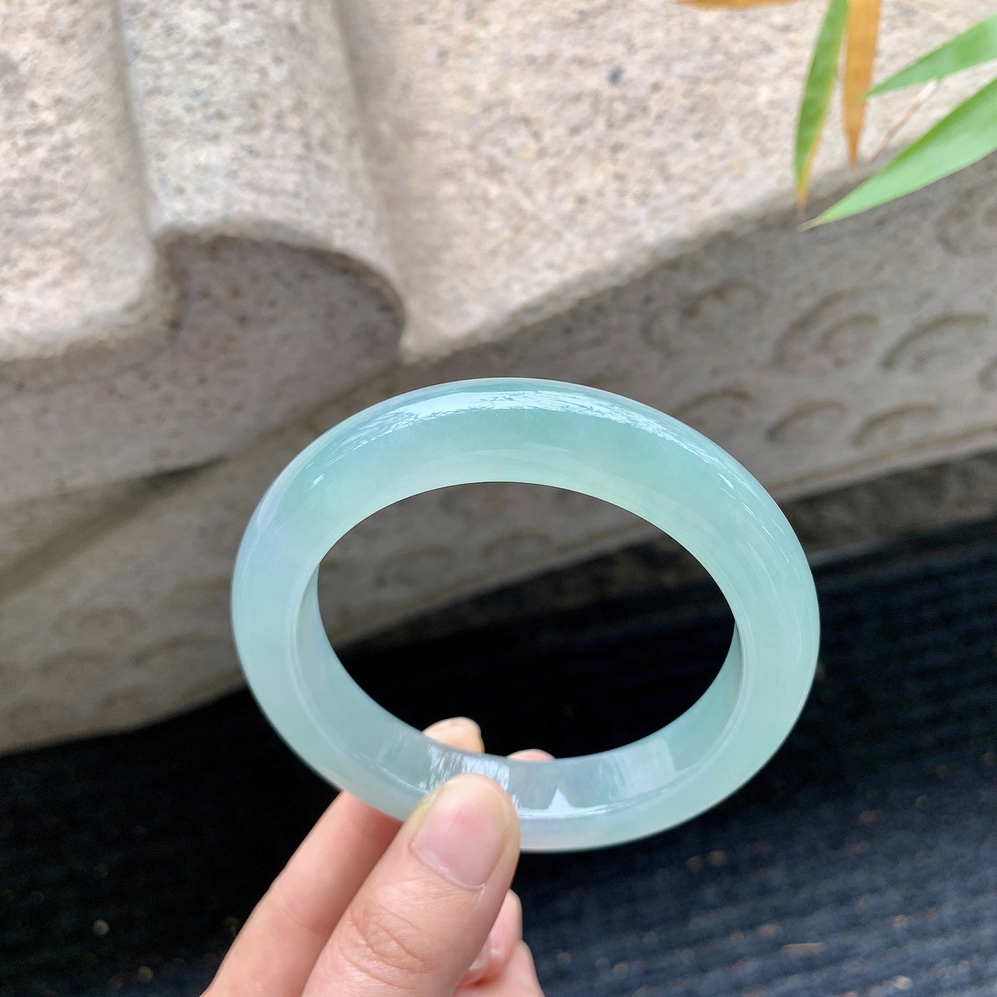 正圈58 59 圈口59/12.5/10.3 编码J1041945 描述糯冰晴绿，水润，种老，细腻，无裂
