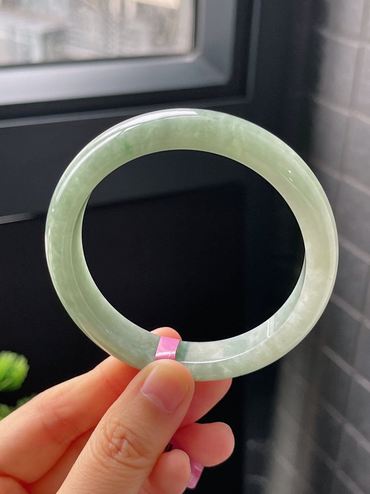 正圈57.2圈口，翡翠糯化种淡绿色手镯