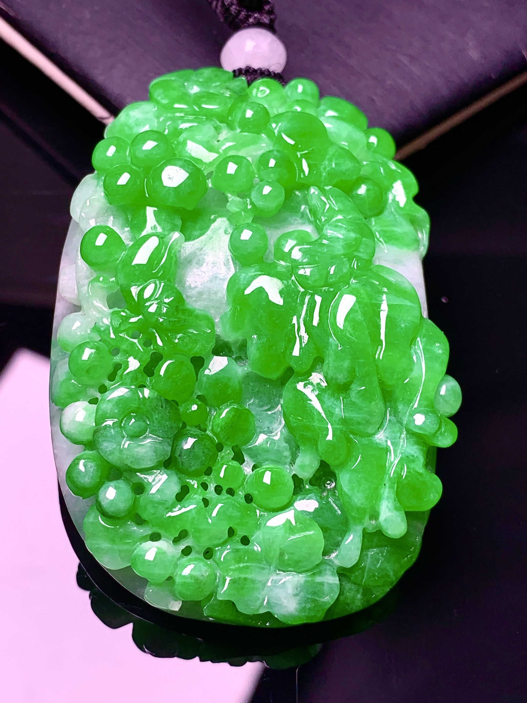 阳绿花开富贵吊坠 玉质细腻 色泽艳丽清新 水润亮眼 整体尺寸54.5*38.5*15.3 w1