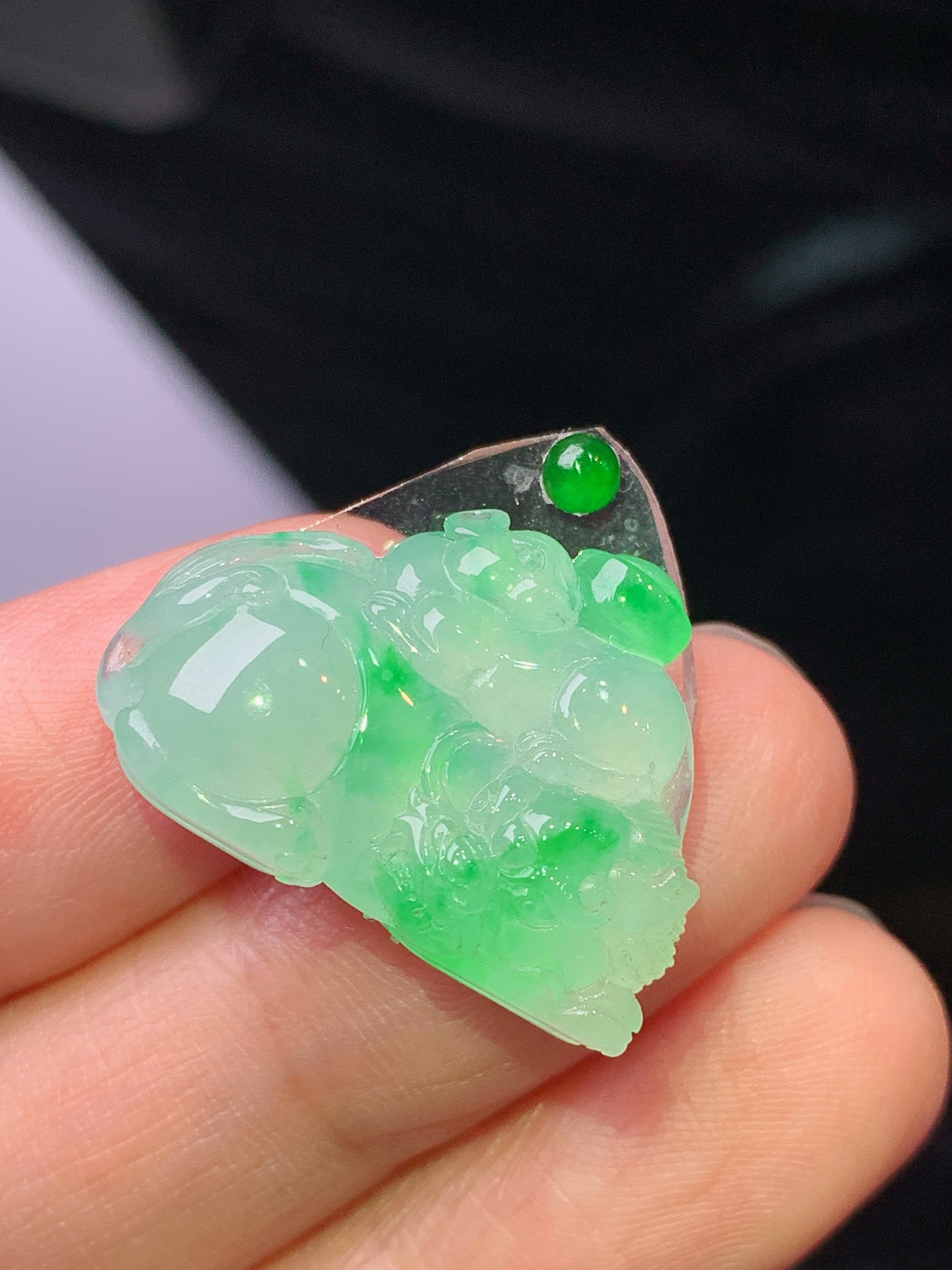镶嵌款 飘绿貔貅吊坠 玉质细腻 色泽艳丽清新 水润亮眼 整体尺寸16.6*23.3*6 2x