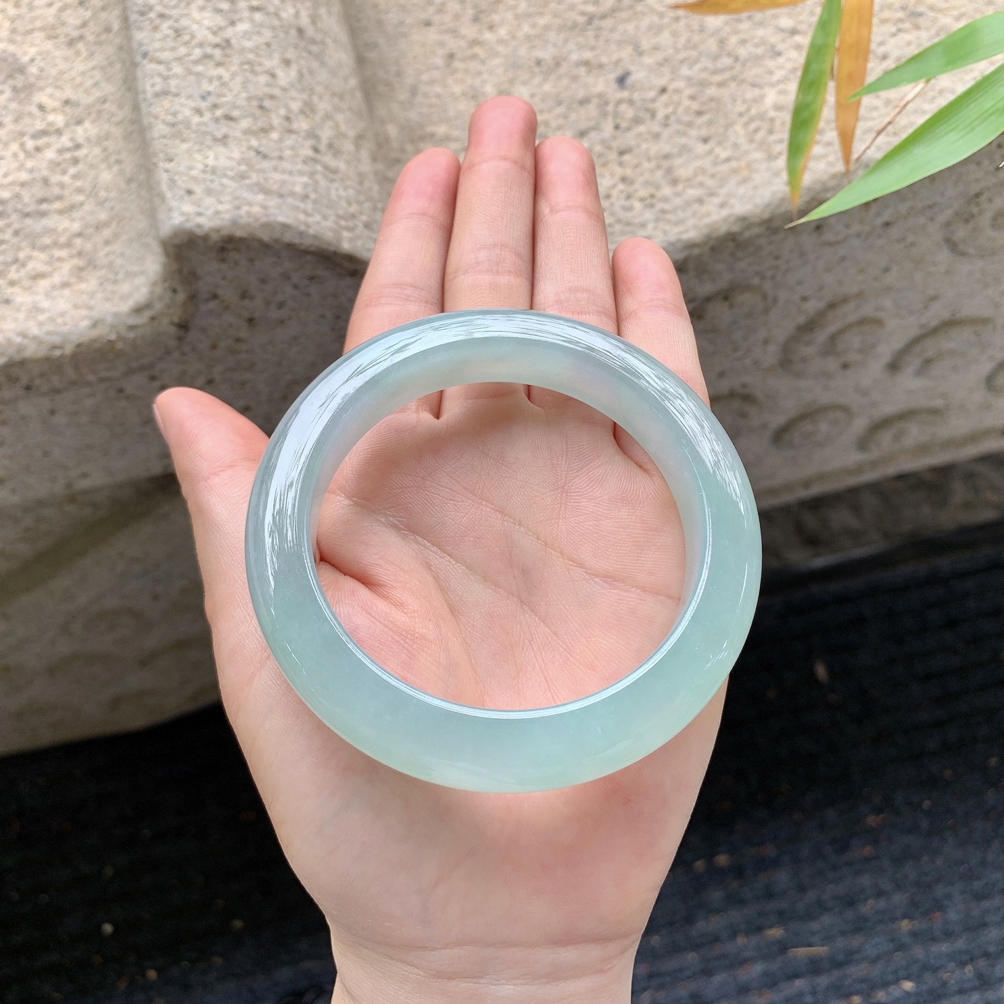正圈58 59 圈口59/12.5/10.3 编码J1041945 描述糯冰晴绿，水润，种老，细腻，无裂