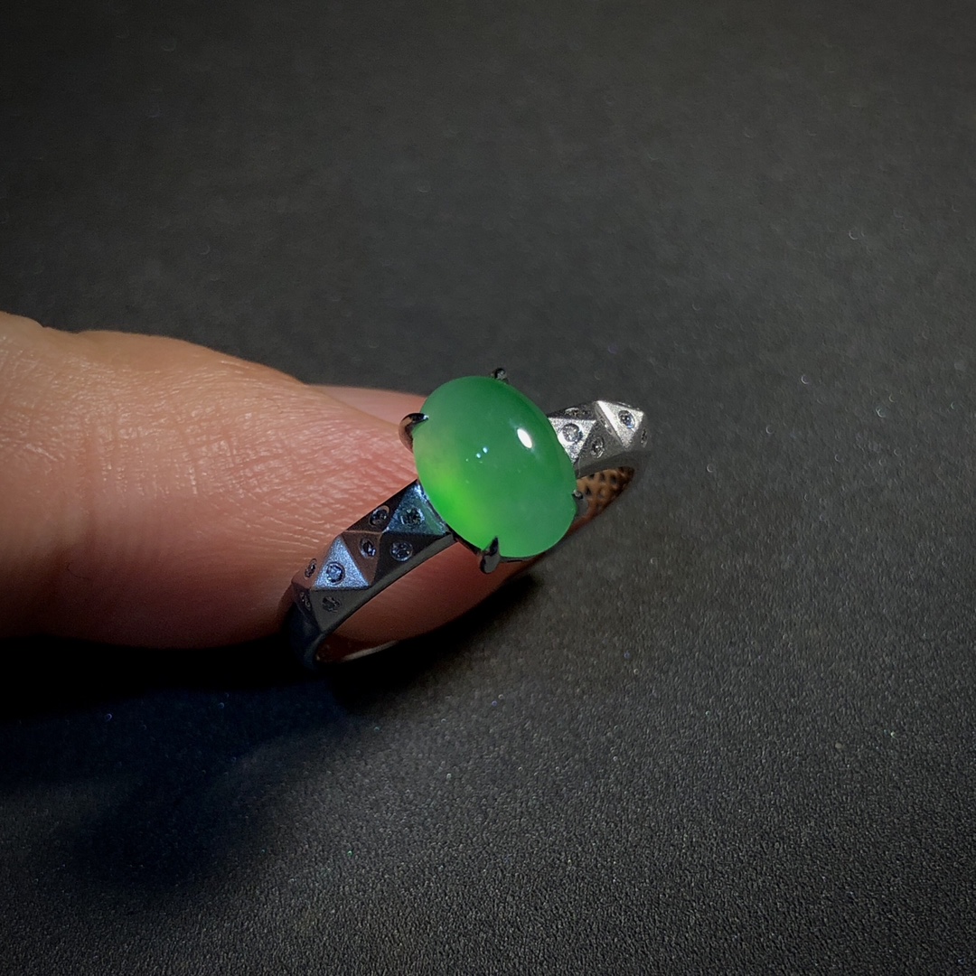 ️ 淡绿戒指，裸石8.3-6.2-4mm，14#，18K金，南非钻