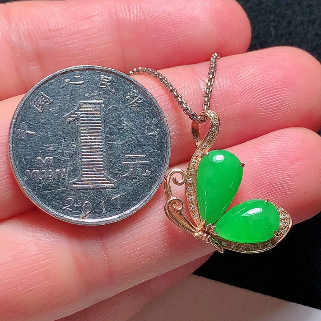 ️18k金镶嵌冰种阳绿蝴蝶吊坠，色泽艳丽，种老水头好，又冰又润，饱满无裂：23.3/15.3/5.5mm裸石：10.5/5.4/1.8mm