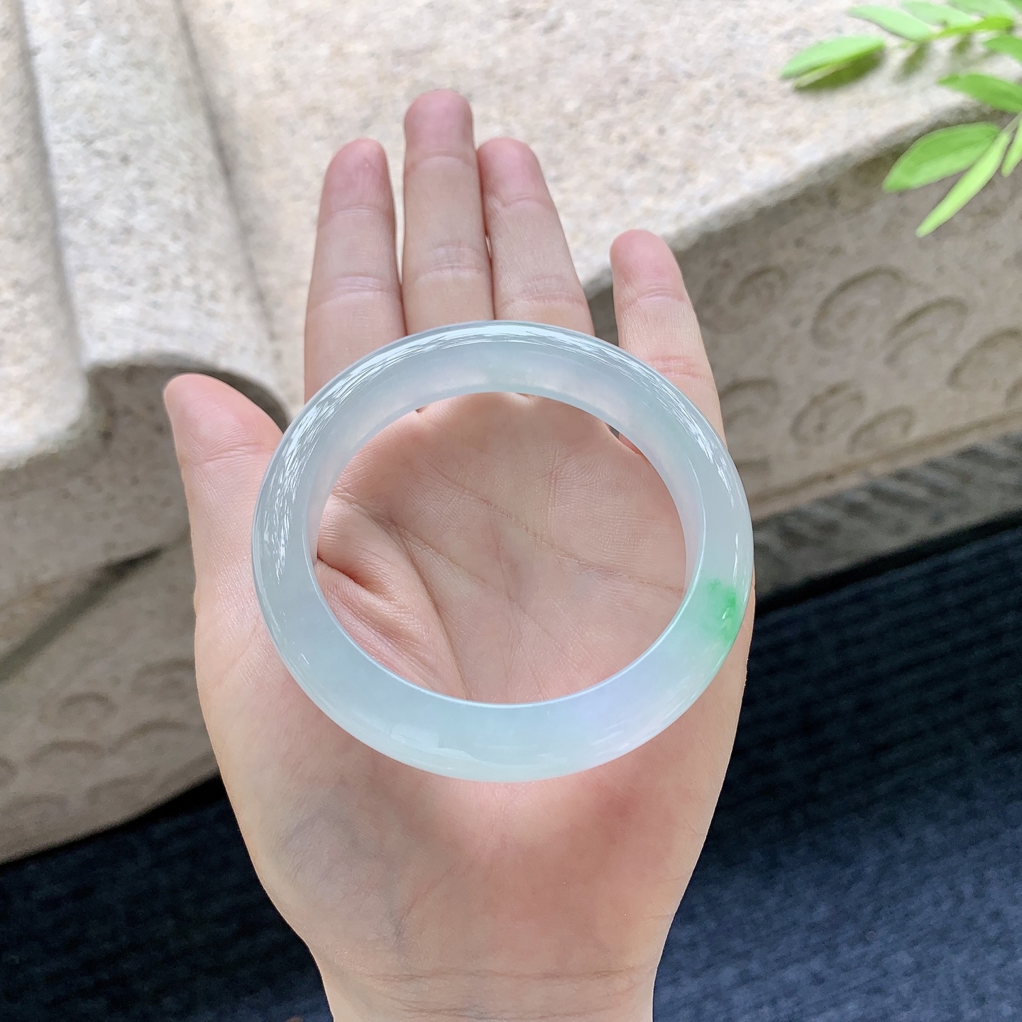 正圈 圈口54.5/12/8.7 编码GJ061928 描述冰糯飘绿，水润，种老，细腻，无裂