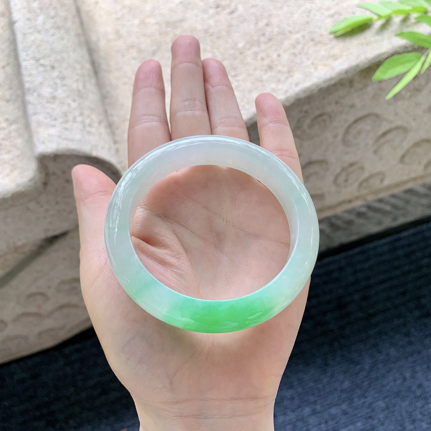 正圈56 57，圈口57.5/12.4/9.2，编码TR080263，冰糯飘阳绿，水润，种老，细腻，