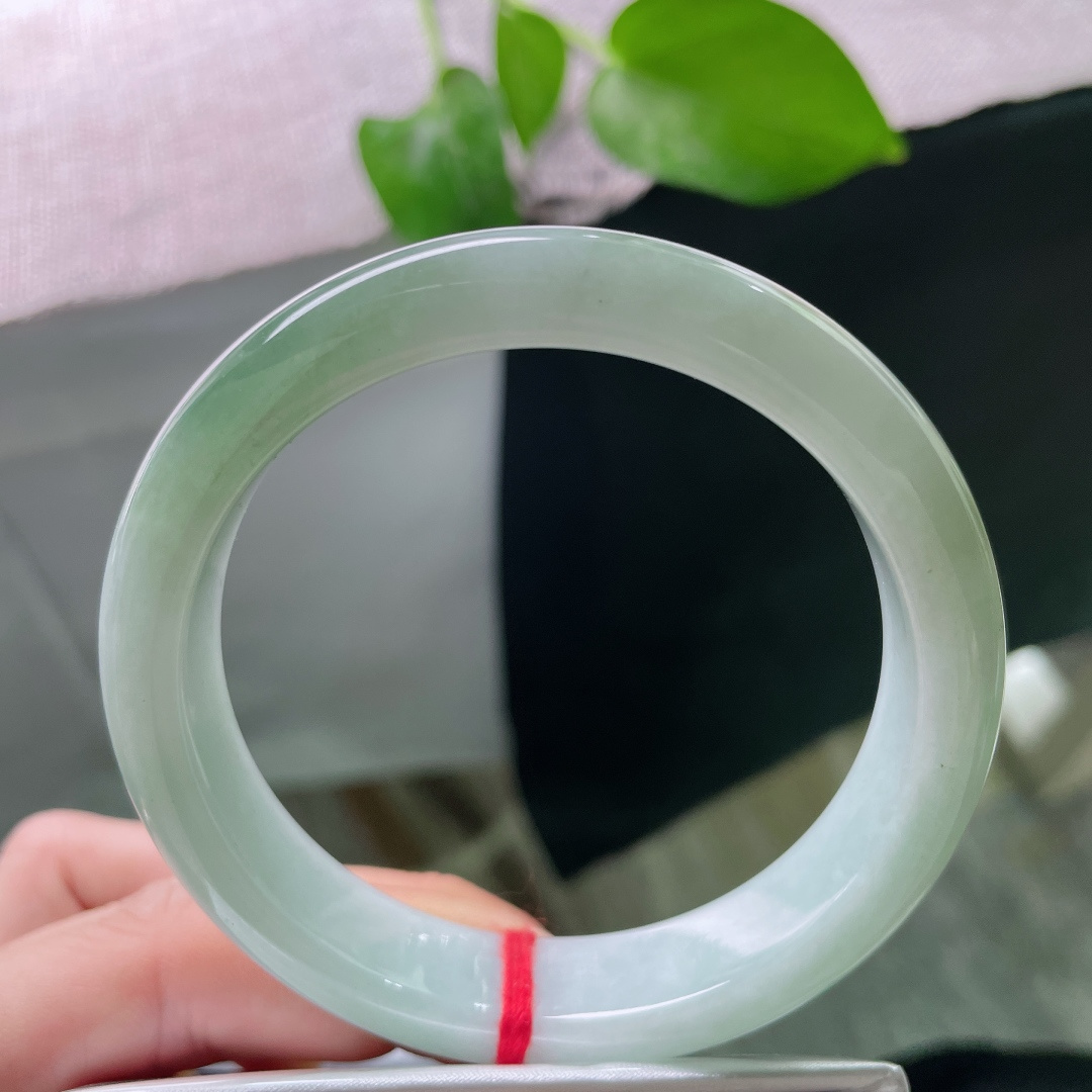 58.7/12.8/8，浅绿底正圈，水头好，一抹深色过渡自然，沉稳大方，有棉线，ss49228a