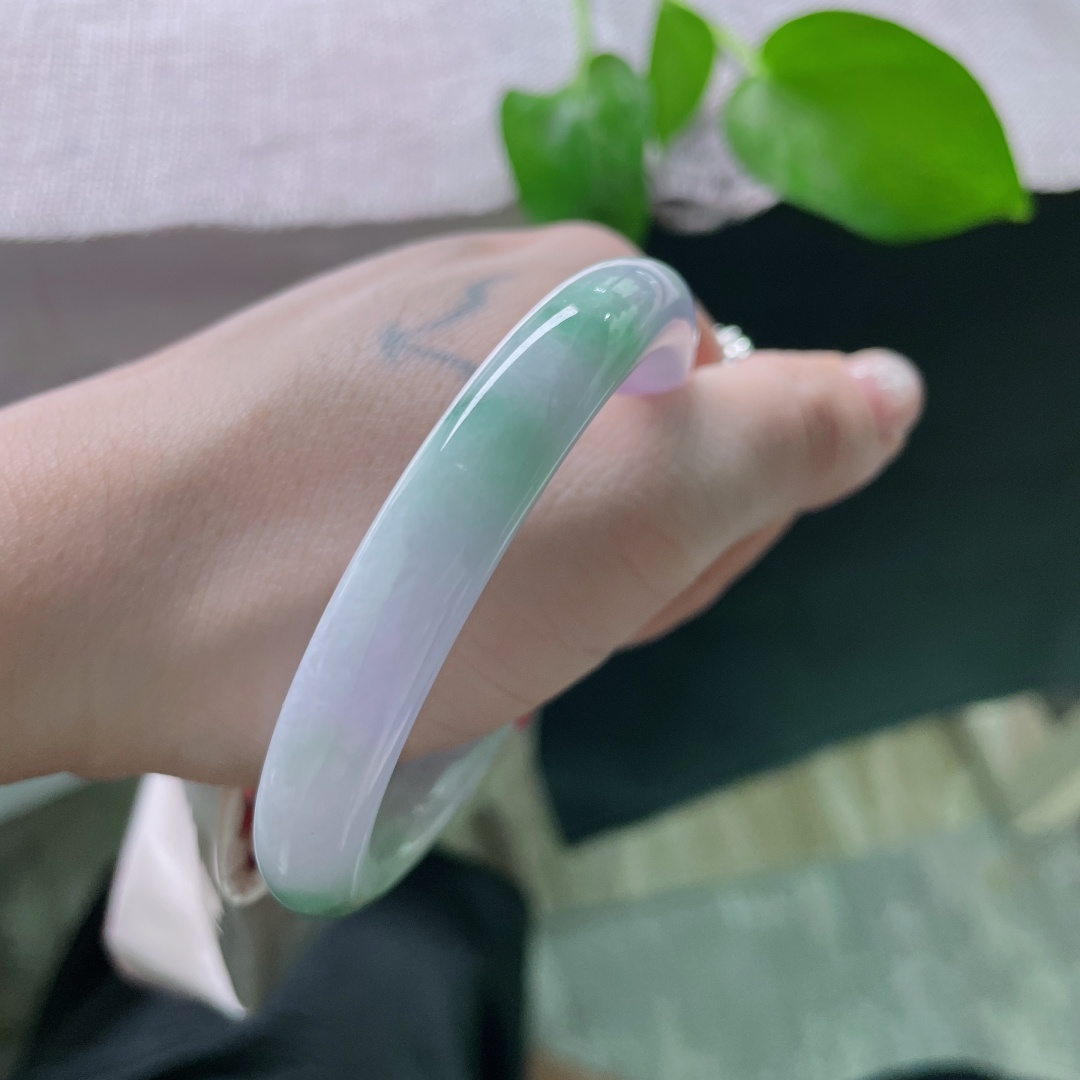 53.6/9.4，圆条，指尖轻捻，仿佛接住了一捧揉碎的月光，紫雾里藏着细碎星光。有纹，ss52092a