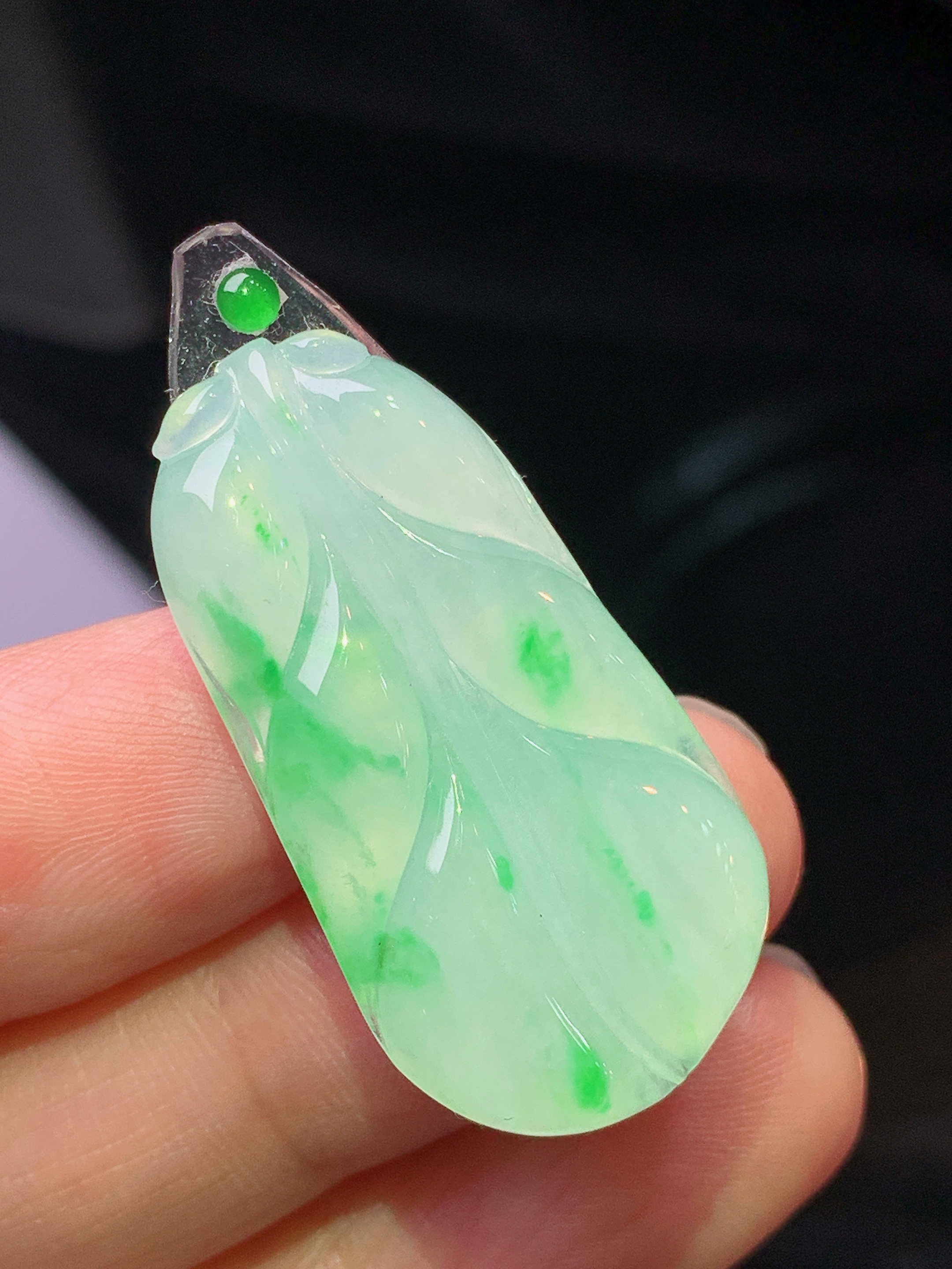 镶嵌款 飘绿树叶吊坠 玉质细腻 色泽艳丽清新 水润亮眼 整体尺寸33.5*17.3*3.2 2x