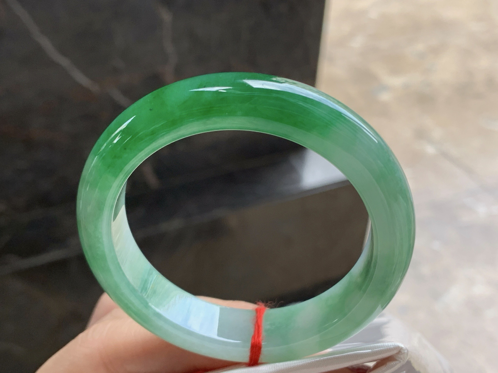 53.5-12.6-8.5

辣绿色手镯^_^颜色浓郁 鲜艳