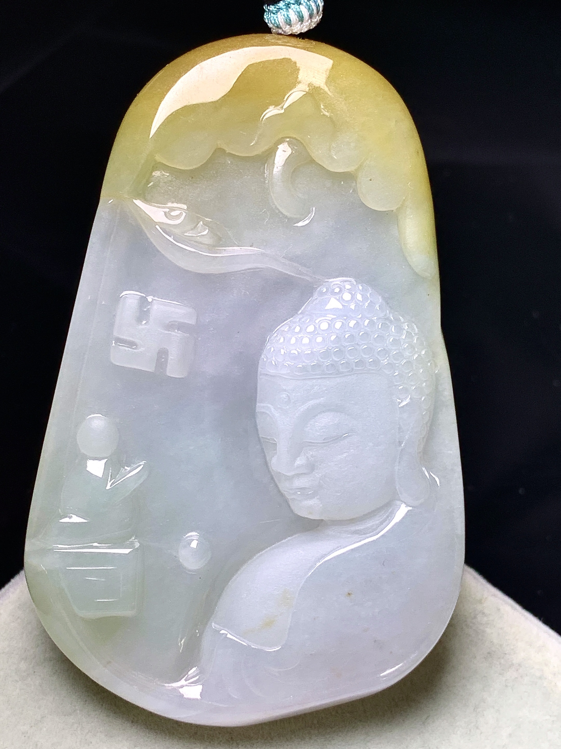 飘黄翡大日如来佛祖吊坠 玉质细腻 色泽艳丽清新 水润亮眼 整体尺寸64.8*41.2*7.6 a5