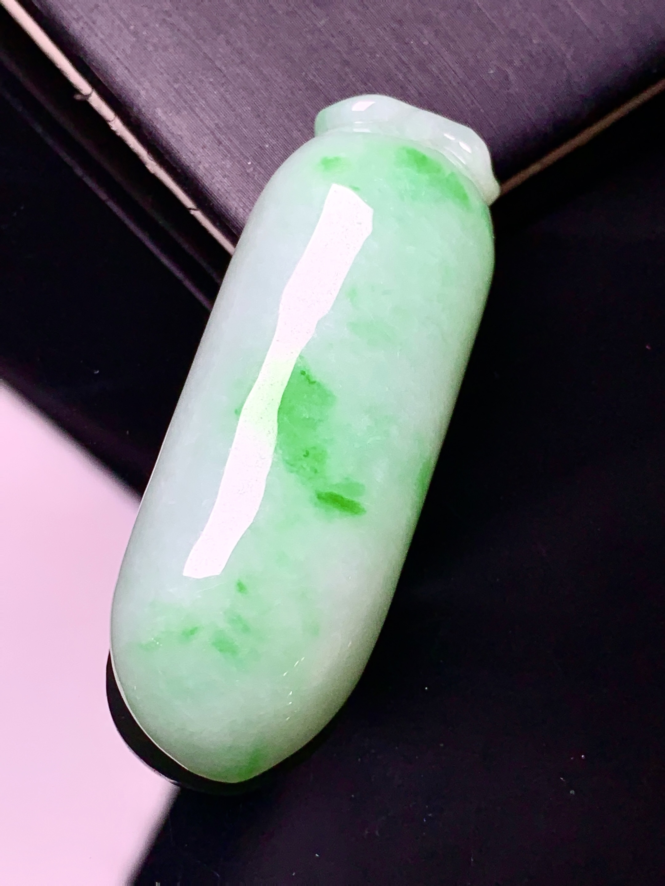 飘绿福瓜吊坠 玉质细腻 色泽艳丽清新 水润亮眼 整体尺寸47*17.2*10 a5