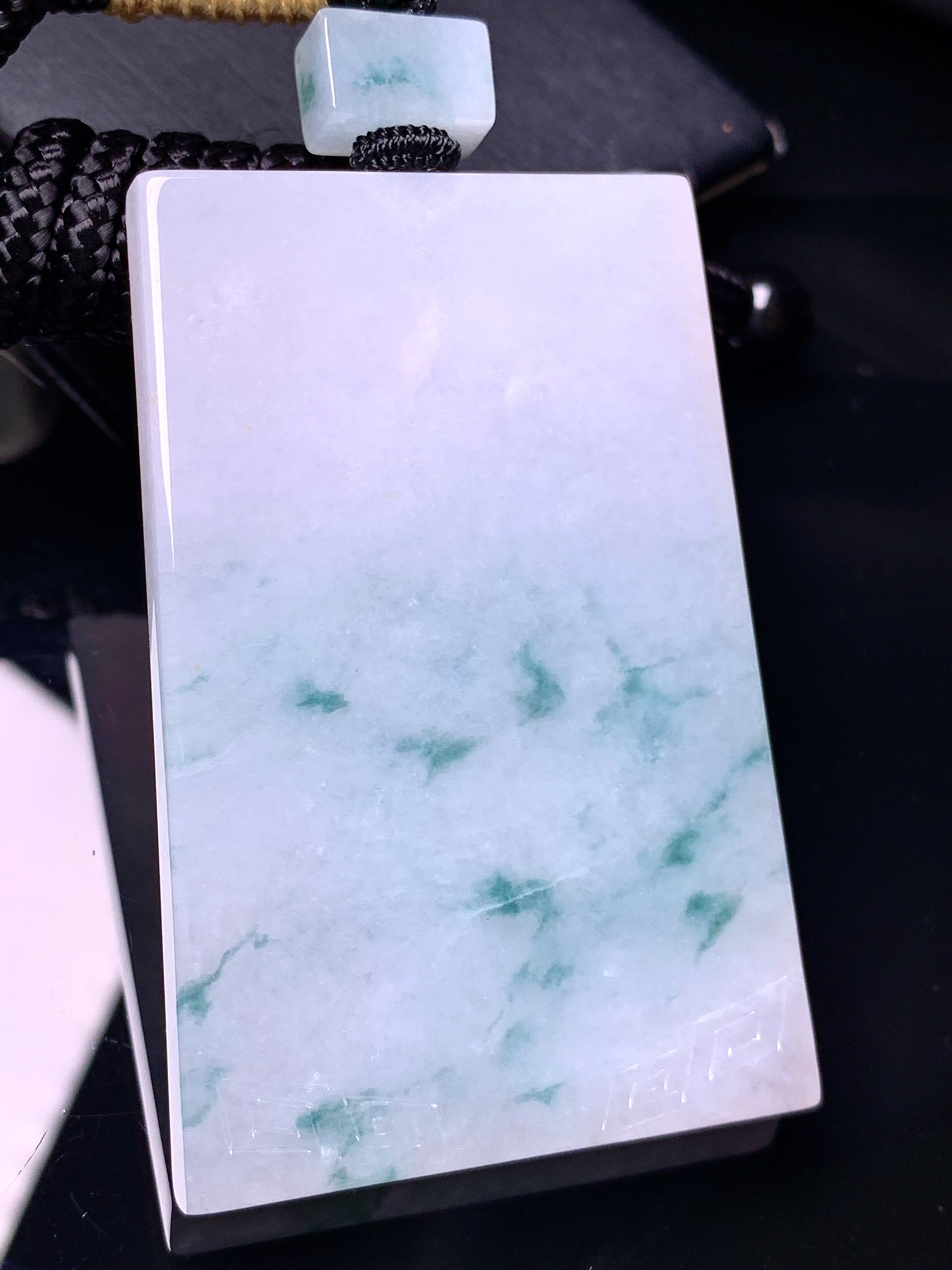 飘绿无事牌吊坠 玉质细腻 色泽艳丽清新 水润亮眼 整体尺寸62.8*41.5*6 w1