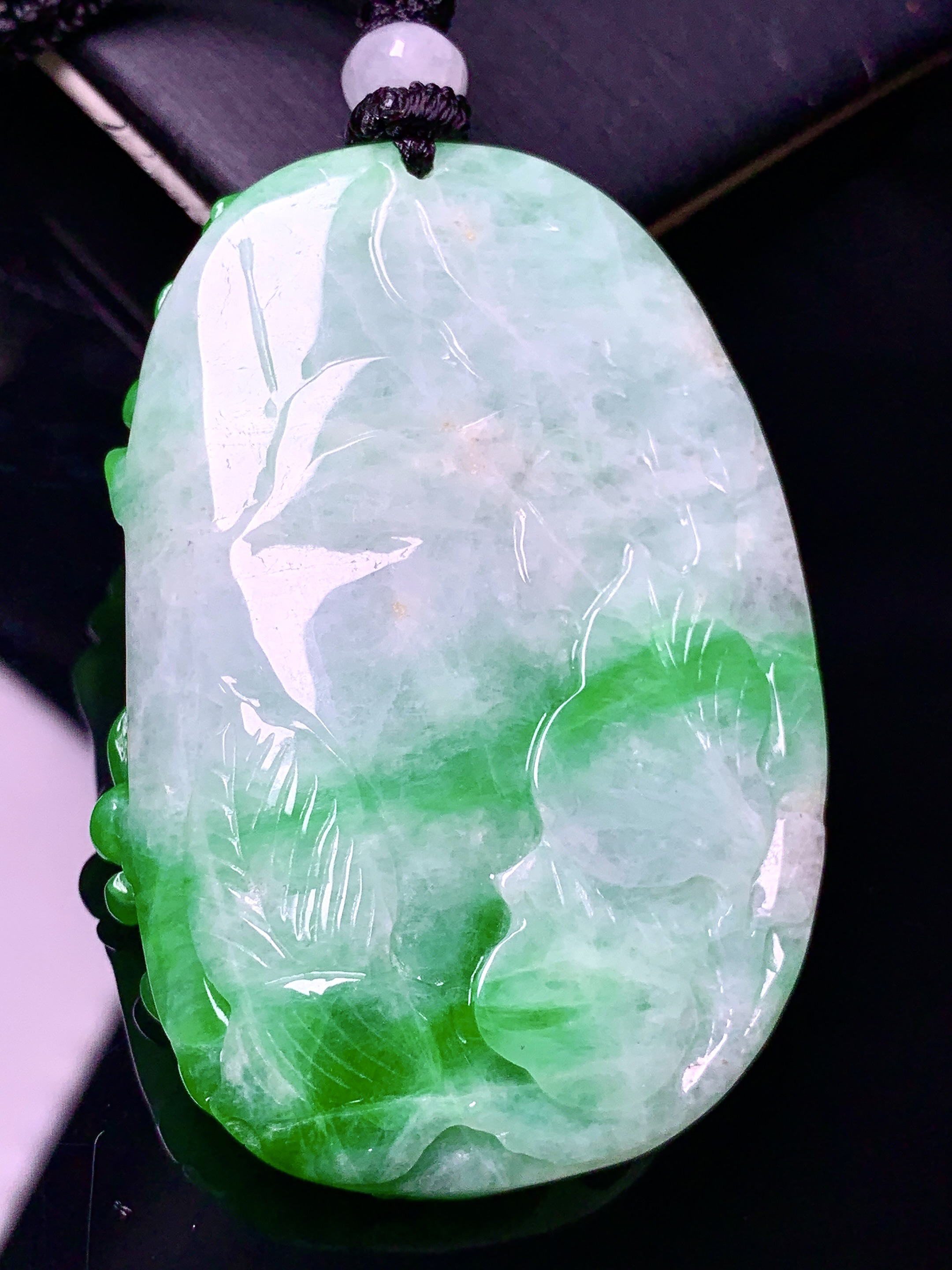 阳绿花开富贵吊坠 玉质细腻 色泽艳丽清新 水润亮眼 整体尺寸54.5*38.5*15.3 w1