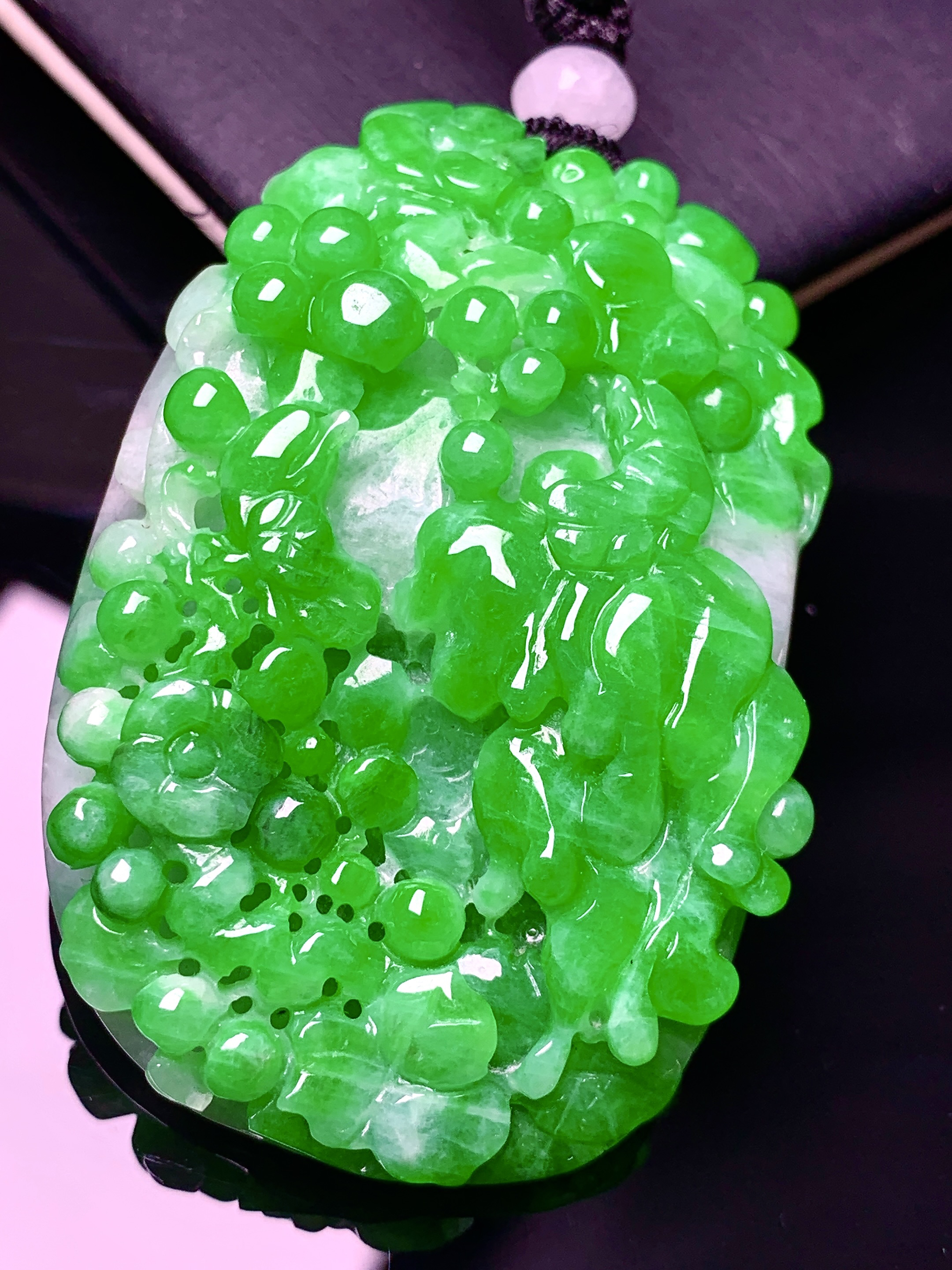 阳绿花开富贵吊坠 玉质细腻 色泽艳丽清新 水润亮眼 整体尺寸54.5*38.5*15.3 w1