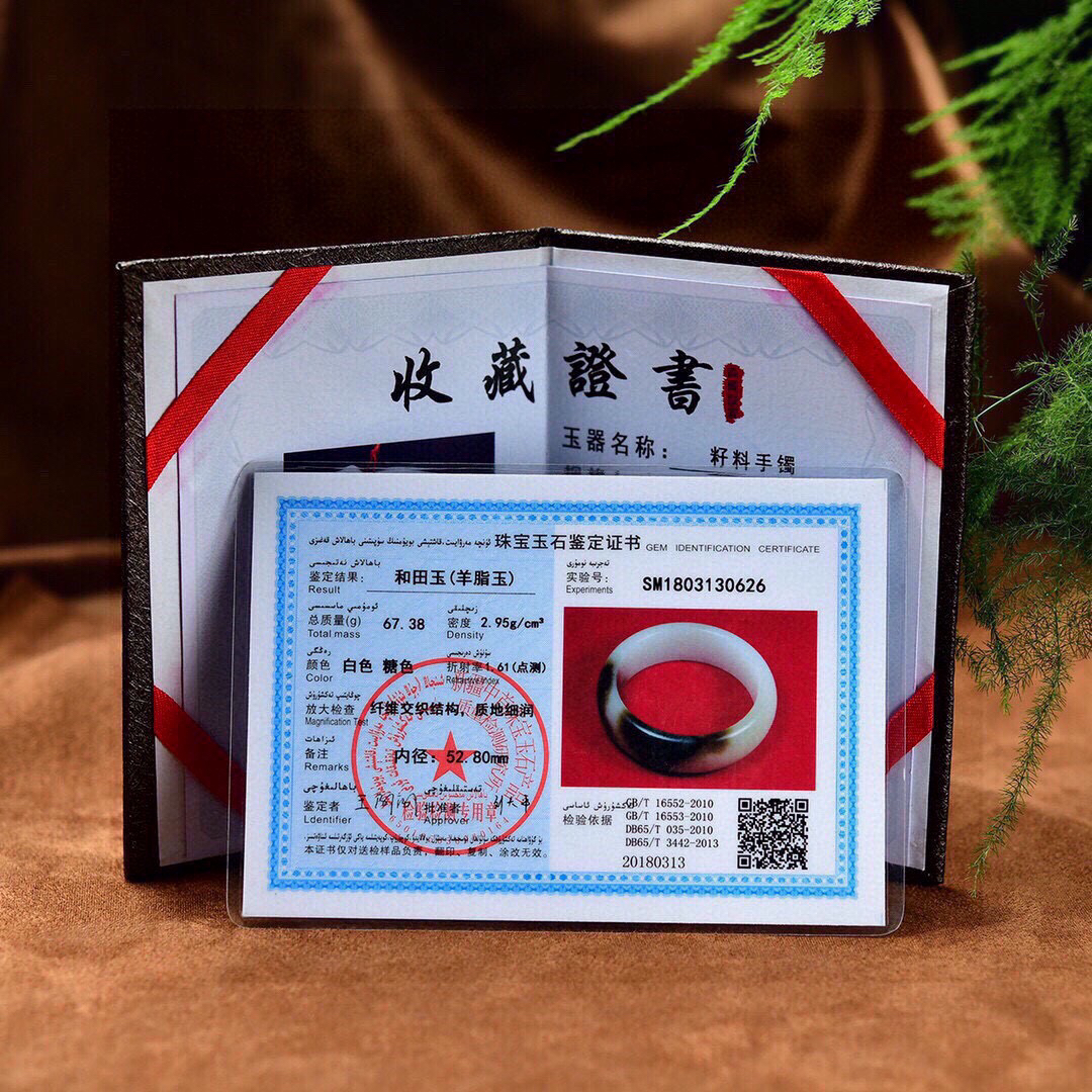 圈口：52-53 新疆和田玉羊脂玉黑皮籽料手镯  极具珍藏价值 每个女人都应该拥有一只属于自己的手镯 让他贴近您的心灵 触摸你的心跳 感知你的情意 经过你的手 必定会留下生命的烙印 有啦手镯的装点 女人心便是一道迷人的风景 宁静 典雅 秀外慧中 重量：67.38g 规格：17.3/8.4