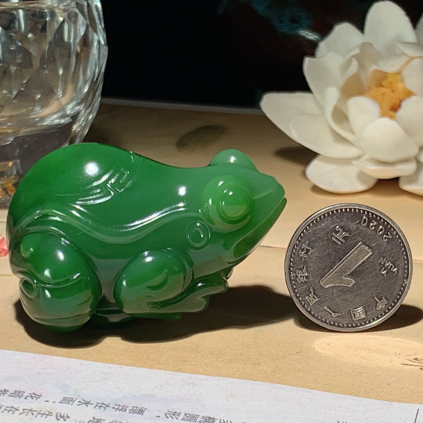 和田玉阳绿红皮料俄罗斯碧玉呱呱来财挂件。尺寸50/40/32重71.5克。玉质细腻油润。手推出油。佩戴高端典雅。lt260507