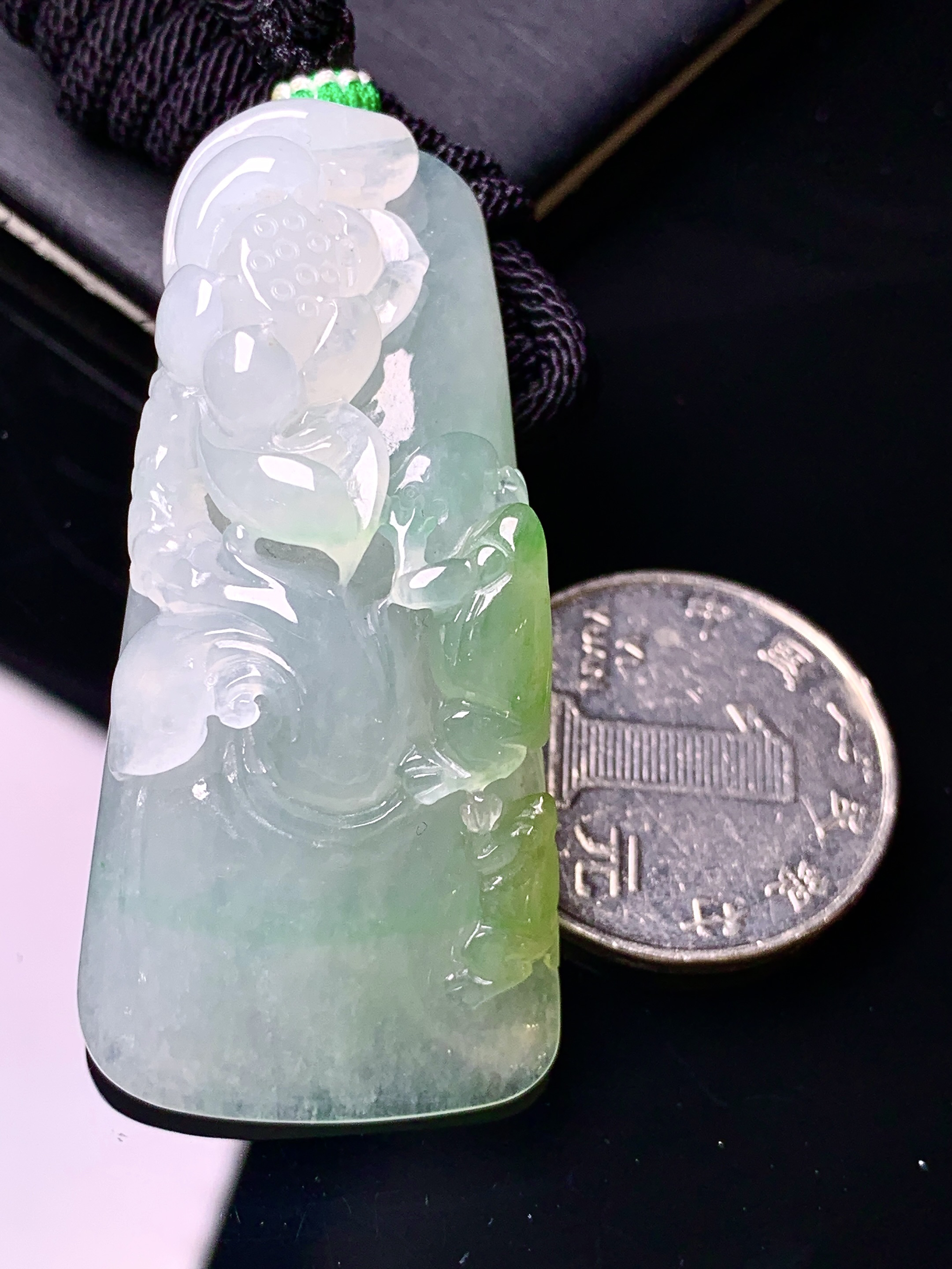 飘黄绿翡花开富贵吊坠 玉质细腻 色泽艳丽清新 水润亮眼 整体尺寸52.3*24.5*15 a5