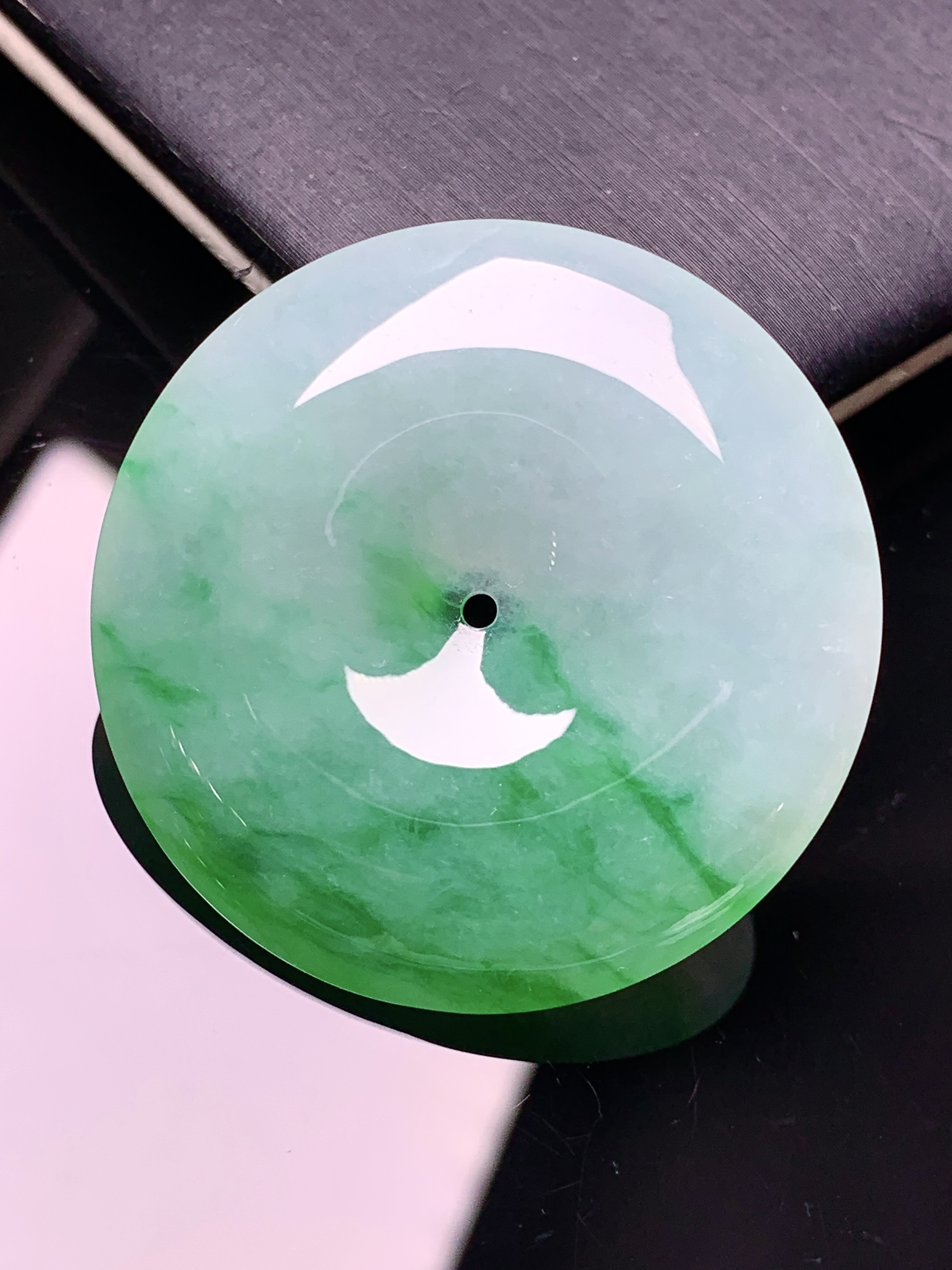 飘绿平安扣吊坠 玉质细腻 色泽艳丽清新 水润亮眼 整体尺寸35*6 x1