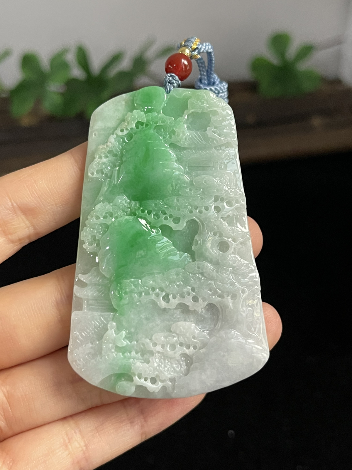 翡翠糯化种飘绿山水牌，配珠未测