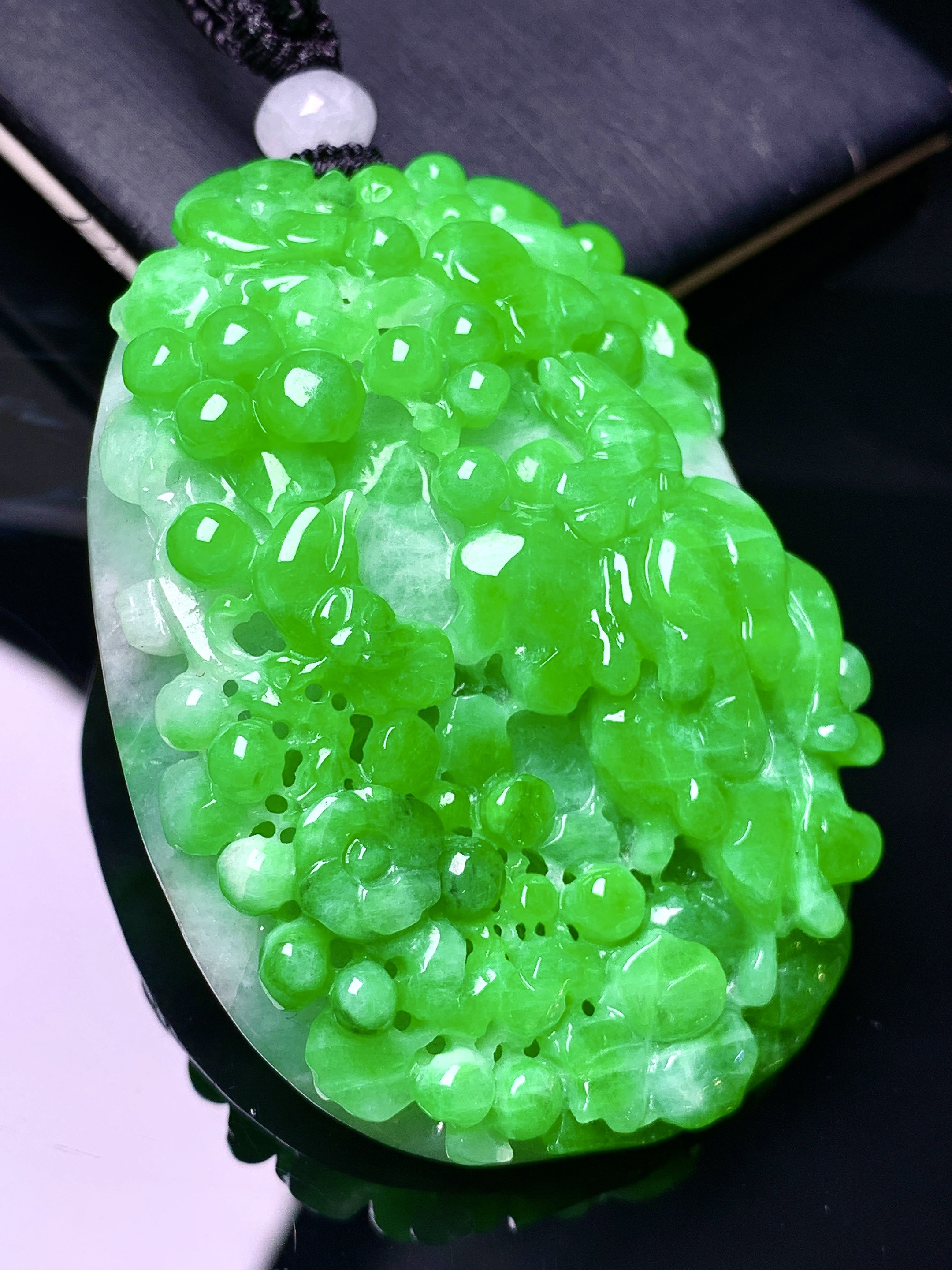 阳绿花开富贵吊坠 玉质细腻 色泽艳丽清新 水润亮眼 整体尺寸54.5*38.5*15.3 w1