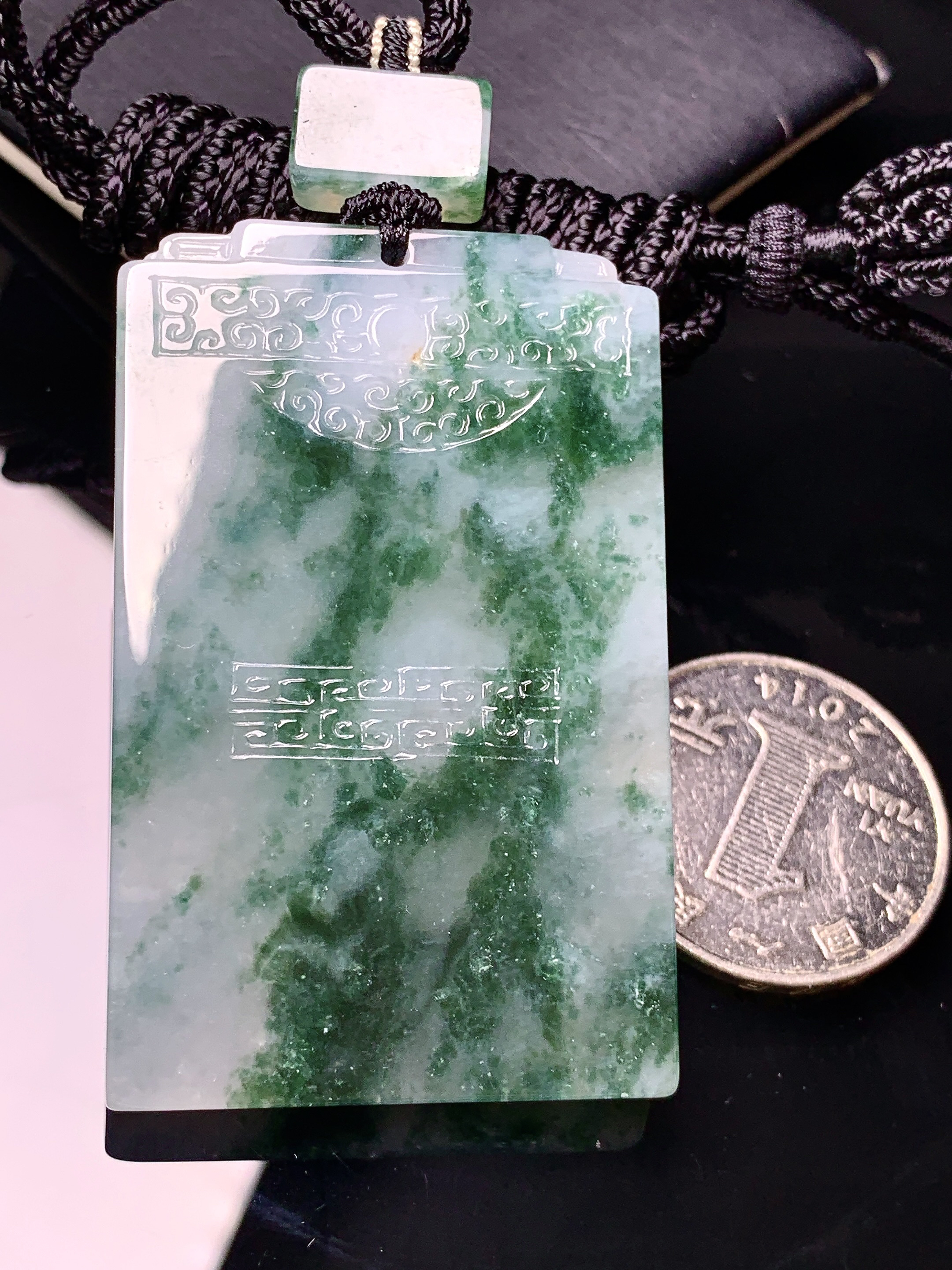 飘绿无事牌吊坠 玉质细腻 色泽艳丽清新 水润亮眼 整体尺寸55.3*34.2*6.2 L1