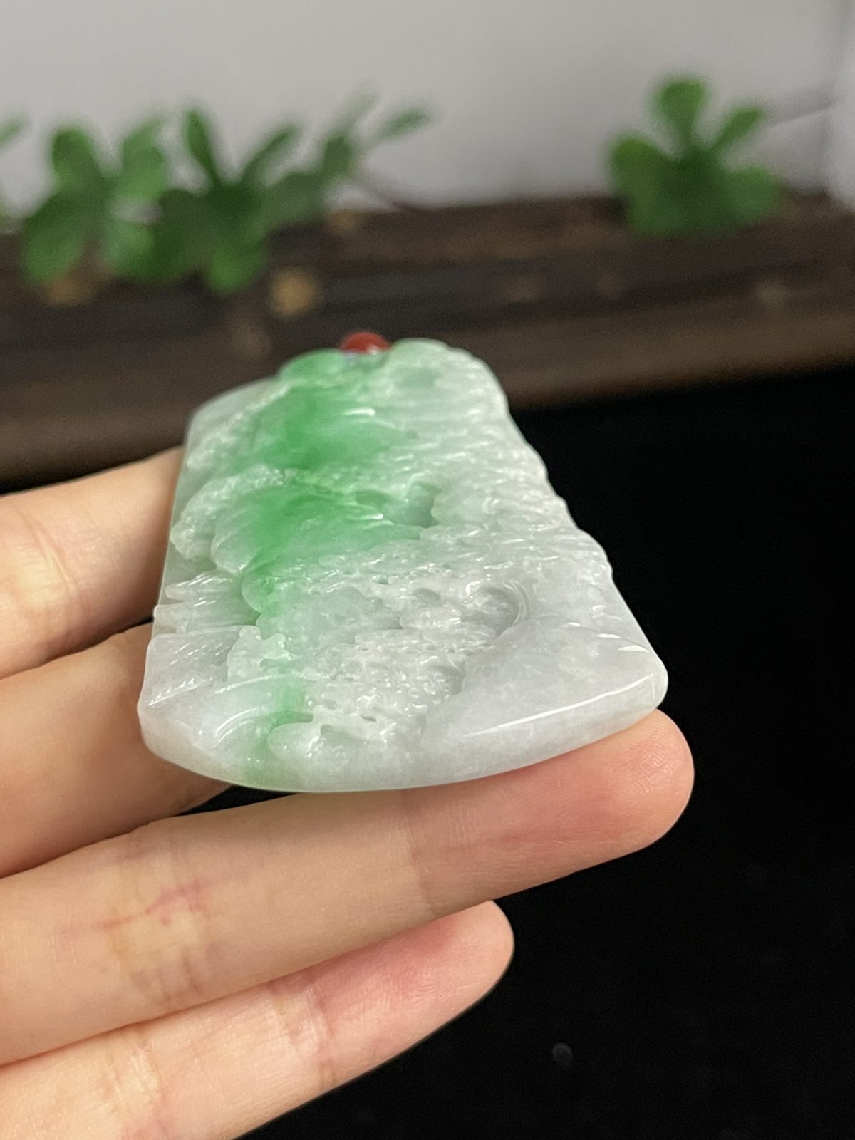 翡翠糯化种飘绿山水牌，配珠未测