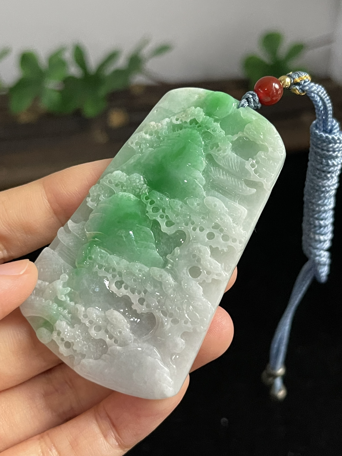 翡翠糯化种飘绿山水牌，配珠未测