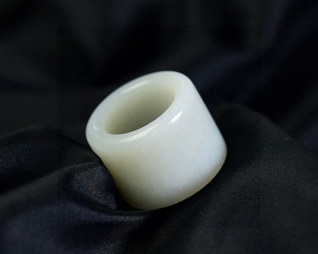 圈口：22.6mm 和田玉老坑玉扳指 器形规整大气 整体周正 素面精工细作 其重韵味 内敛稳重 古朴而韵味十足 玉质细腻温润 品相美 肉质紧密 油性十足 扳指佩戴于身既能护身祈福 又能彰显高贵典雅的品味 文人雅士收藏佳品 克重：39.1g 尺寸:  25.5/6.2