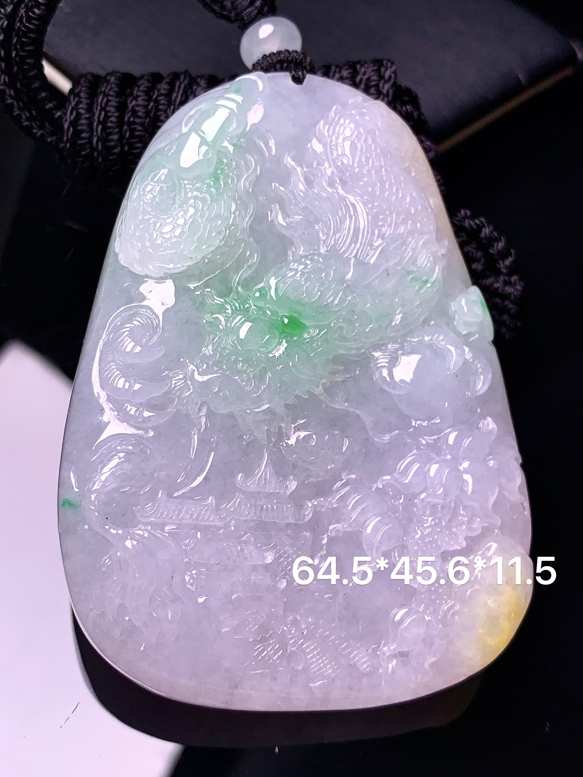飘绿龙牌吊坠 玉质细腻 色泽艳丽清新 水润亮眼 整体尺寸64.5*45.6*11.5 w1