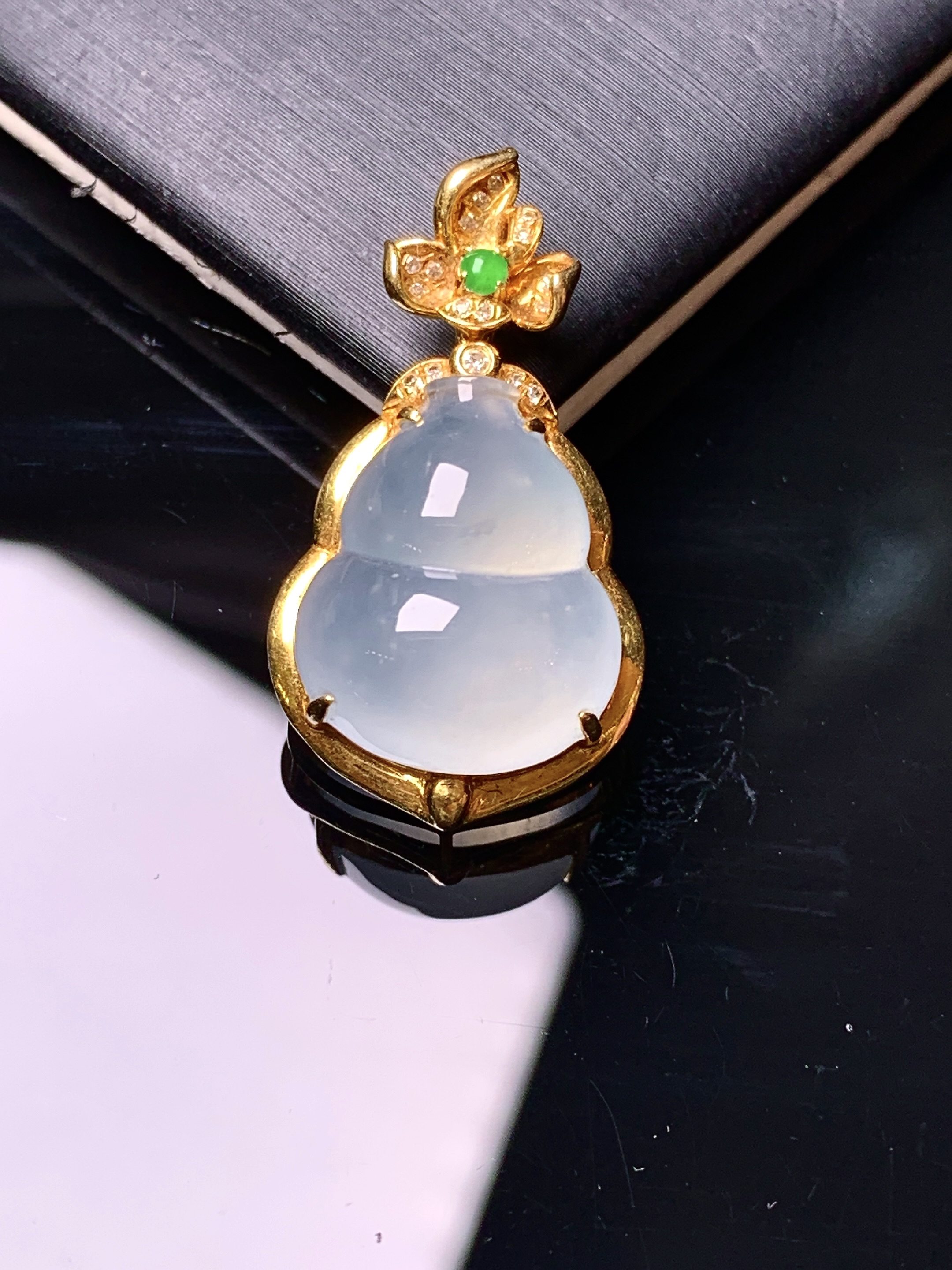 18k金钻镶嵌冰种葫芦吊坠 玉质细腻 色泽艳丽清新 水润亮眼 整体尺寸27.3*15*9.2 f4