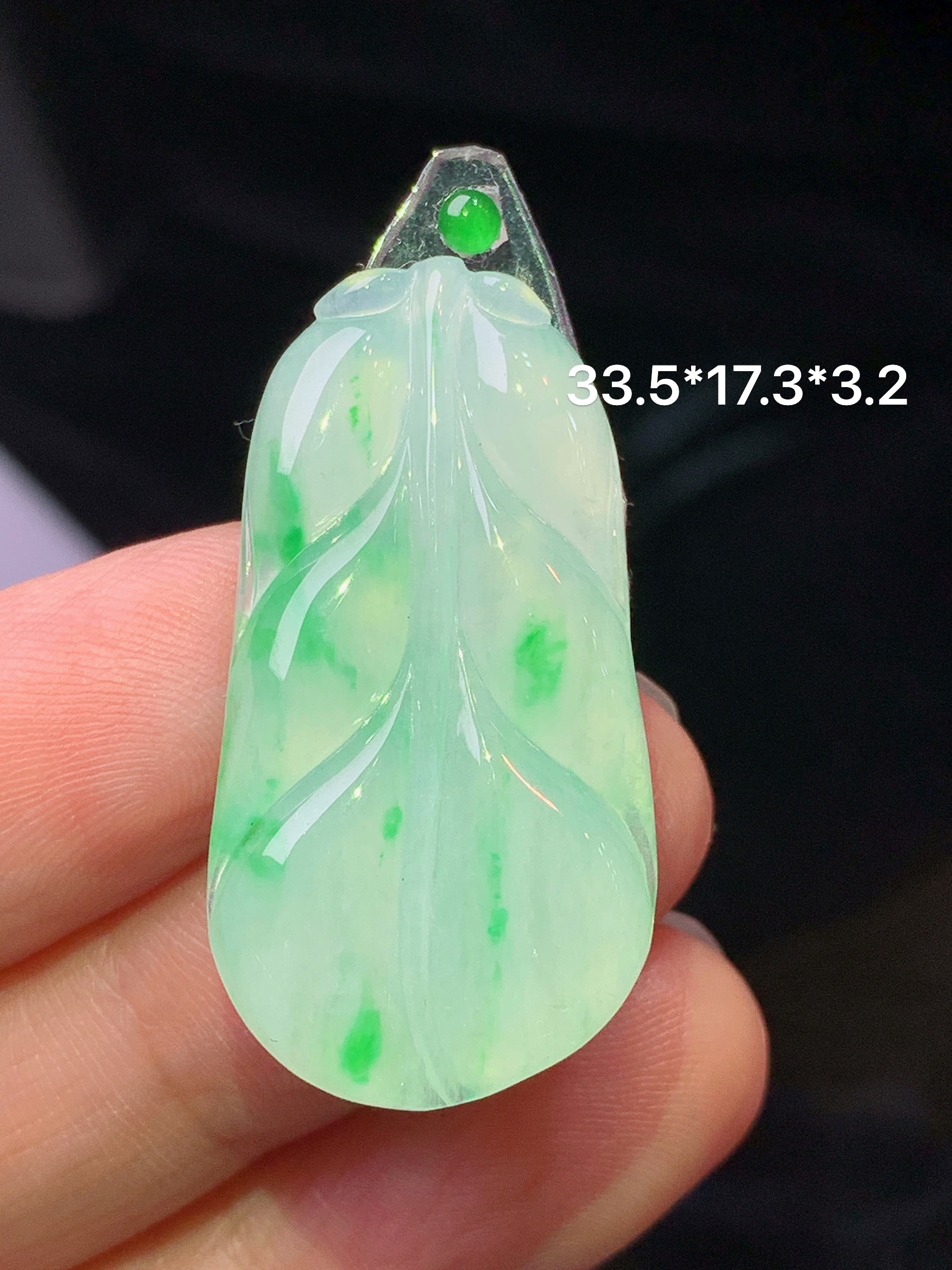 镶嵌款 飘绿树叶吊坠 玉质细腻 色泽艳丽清新 水润亮眼 整体尺寸33.5*17.3*3.2 2x