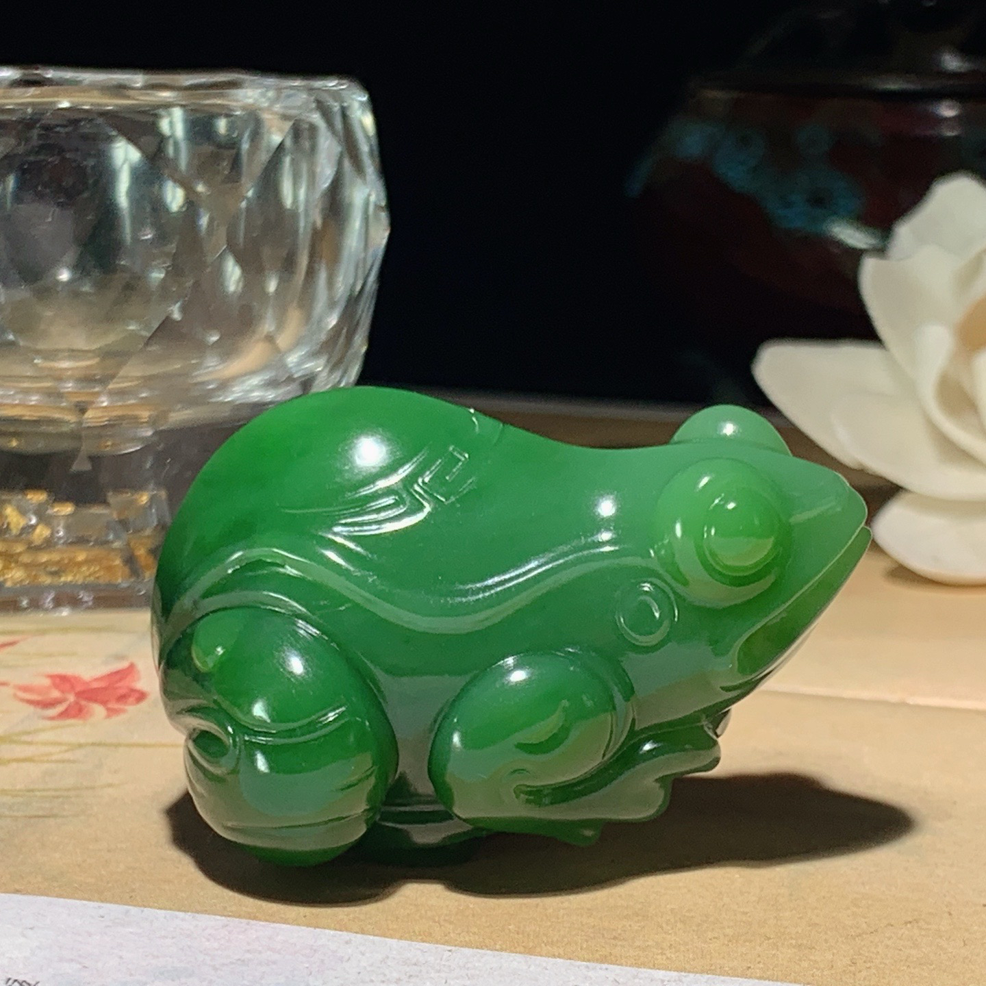 和田玉阳绿红皮料俄罗斯碧玉呱呱来财挂件。尺寸50/40/32重71.5克。玉质细腻油润。手推出油。佩戴高端典雅。lt260507