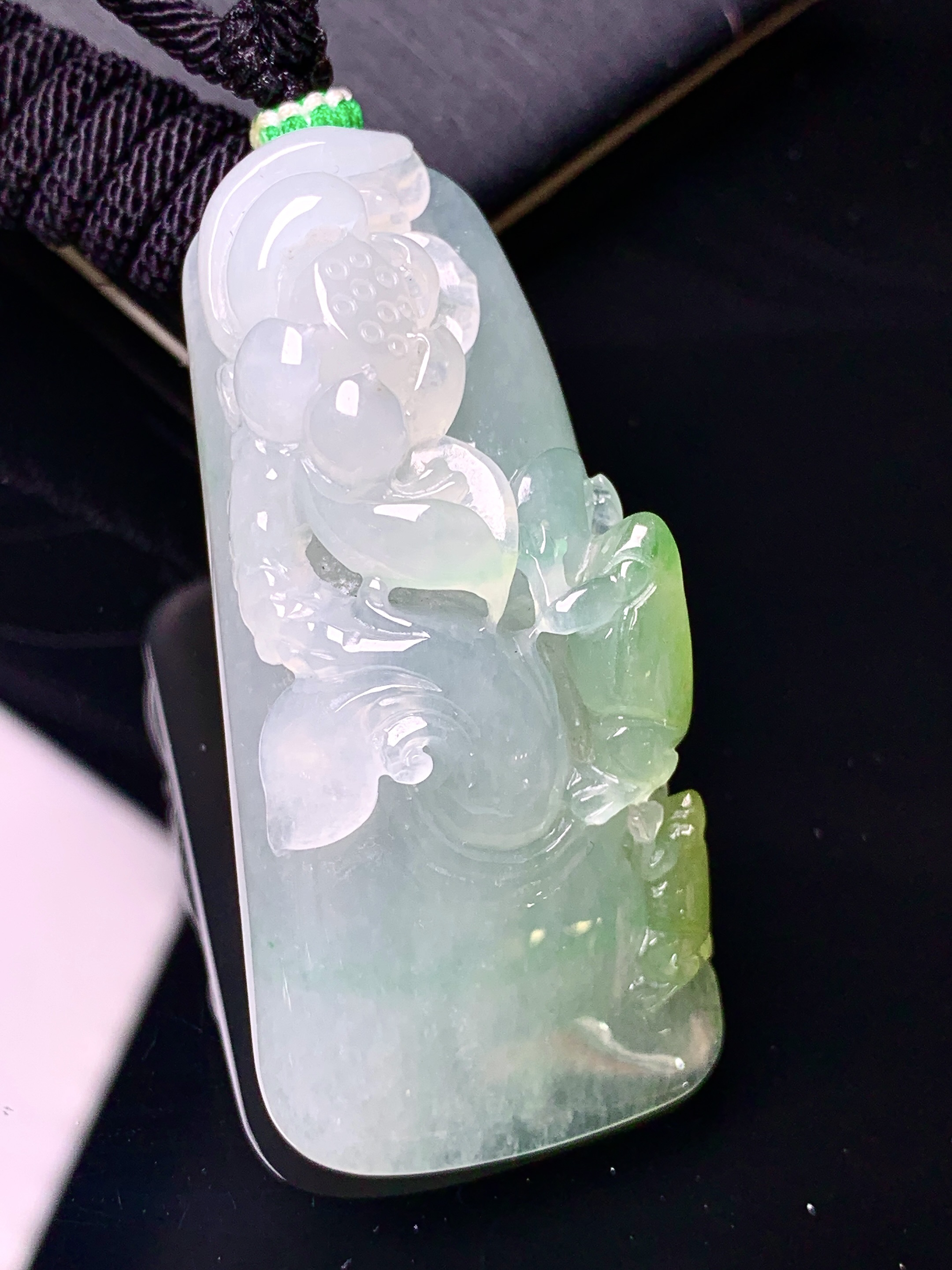 飘黄绿翡花开富贵吊坠 玉质细腻 色泽艳丽清新 水润亮眼 整体尺寸52.3*24.5*15 a5